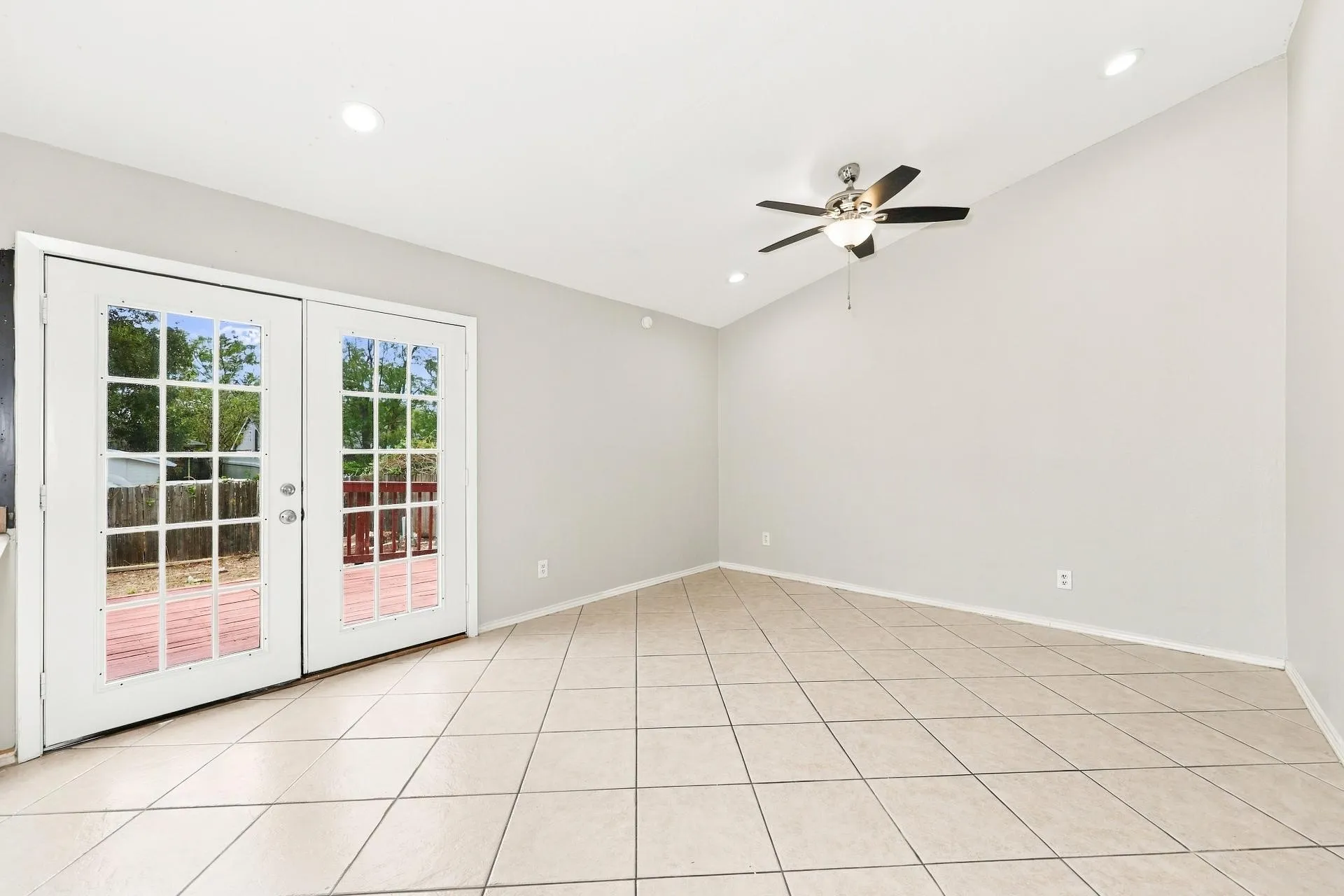Single Family Residence For Sale in Tarrant County , 3207 Wintersmith Drive, Arlington, Texas 76014, 3 Bedroom, 2 Bathroom, 2 Garage spaces, 1,748 Sqft, built in 1982, mls#21417638, Real Estate Agent in Arlington, Homes For Sale in Tarrant county, Homes For Sale in Arlington, Realtor in Arlington Texas, Real Estate Brokerage Independent Realty Texas, Luminita Cordes Realtor