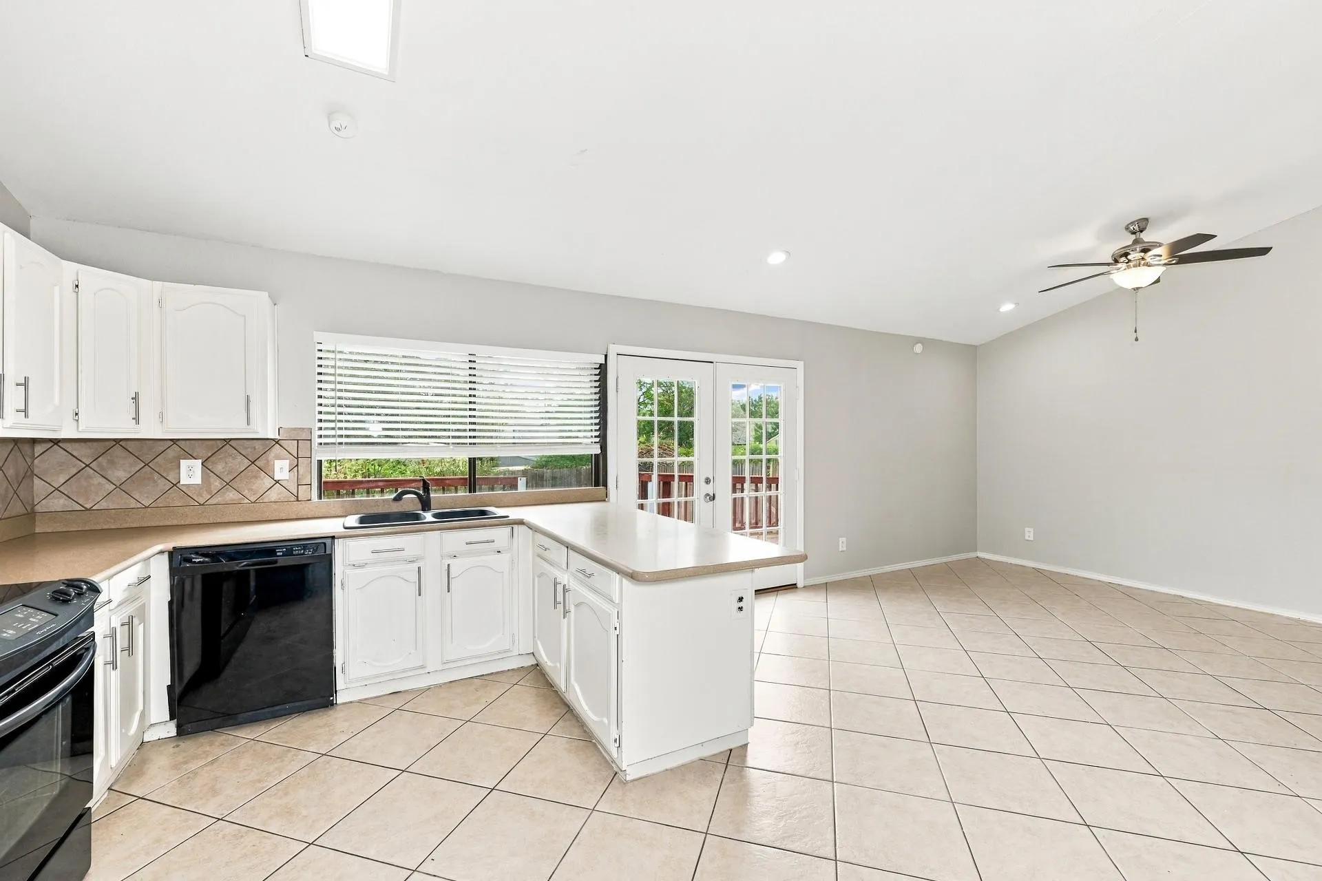 Single Family Residence For Sale in Tarrant County , 3207 Wintersmith Drive, Arlington, Texas 76014, 3 Bedroom, 2 Bathroom, 2 Garage spaces, 1,748 Sqft, built in 1982, mls#21417638, Real Estate Agent in Arlington, Homes For Sale in Tarrant county, Homes For Sale in Arlington, Realtor in Arlington Texas, Real Estate Brokerage Independent Realty Texas, Luminita Cordes Realtor