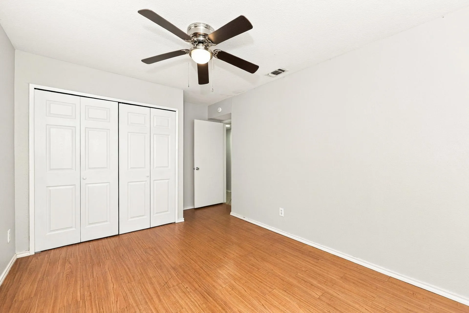 Single Family Residence For Sale in Tarrant County , 3207 Wintersmith Drive, Arlington, Texas 76014, 3 Bedroom, 2 Bathroom, 2 Garage spaces, 1,748 Sqft, built in 1982, mls#21417638, Real Estate Agent in Arlington, Homes For Sale in Tarrant county, Homes For Sale in Arlington, Realtor in Arlington Texas, Real Estate Brokerage Independent Realty Texas, Luminita Cordes Realtor