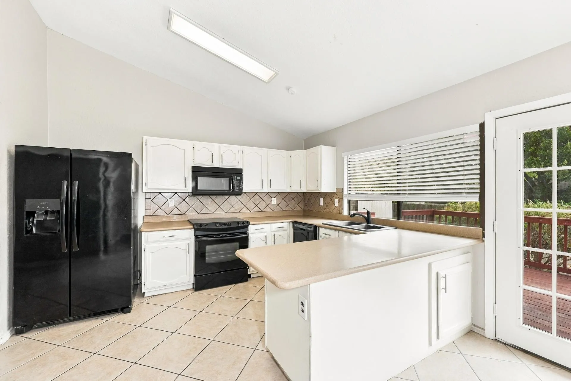 Single Family Residence For Sale in Tarrant County , 3207 Wintersmith Drive, Arlington, Texas 76014, 3 Bedroom, 2 Bathroom, 2 Garage spaces, 1,748 Sqft, built in 1982, mls#21417638, Real Estate Agent in Arlington, Homes For Sale in Tarrant county, Homes For Sale in Arlington, Realtor in Arlington Texas, Real Estate Brokerage Independent Realty Texas, Luminita Cordes Realtor