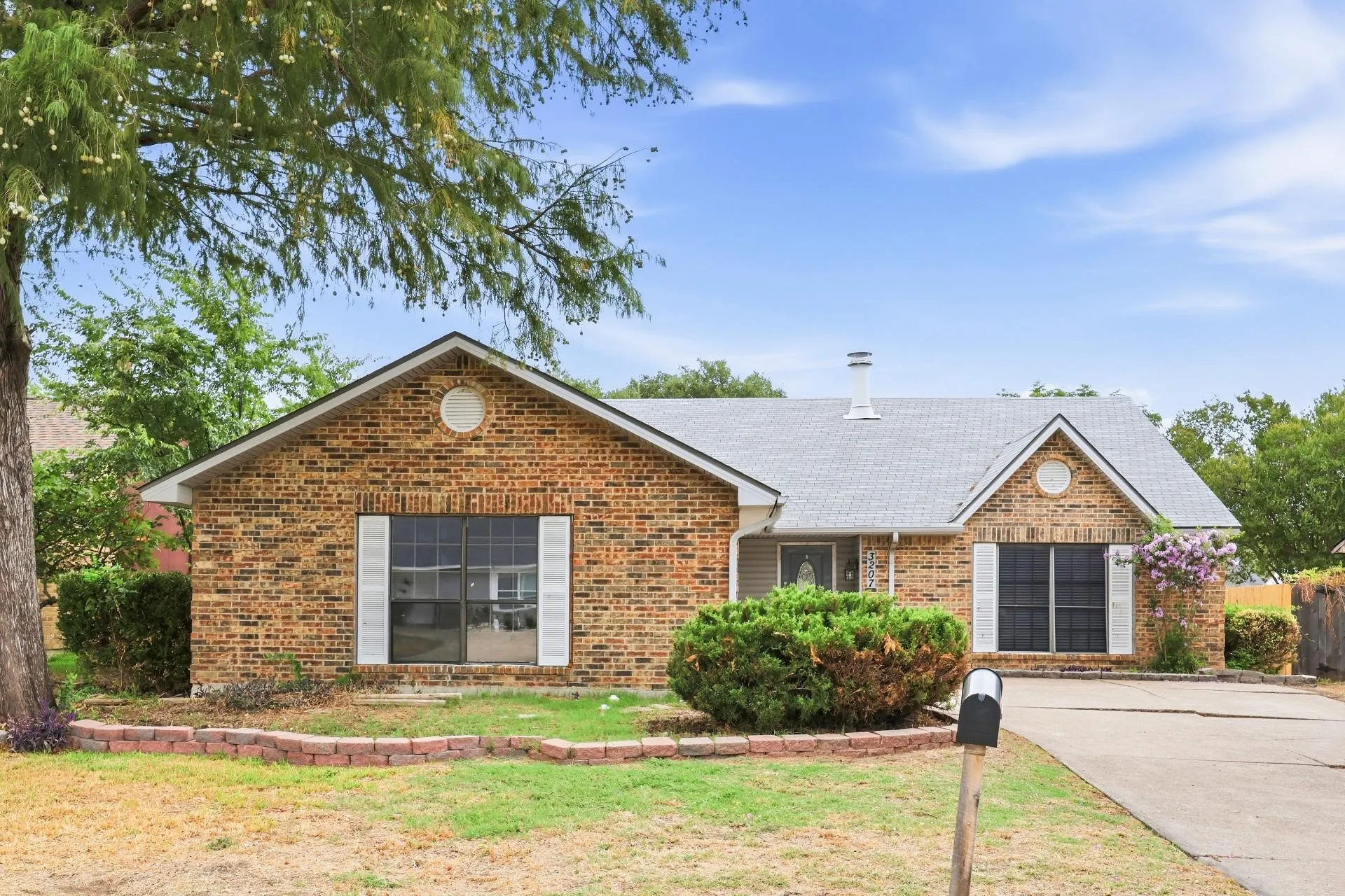 Single Family Residence For Sale in Tarrant County , 3207 Wintersmith Drive, Arlington, Texas 76014, 3 Bedroom, 2 Bathroom, 2 Garage spaces, 1,748 Sqft, built in 1982, mls#21417638, Real Estate Agent in Arlington, Homes For Sale in Tarrant county, Homes For Sale in Arlington, Realtor in Arlington Texas, Real Estate Brokerage Independent Realty Texas, Luminita Cordes Realtor