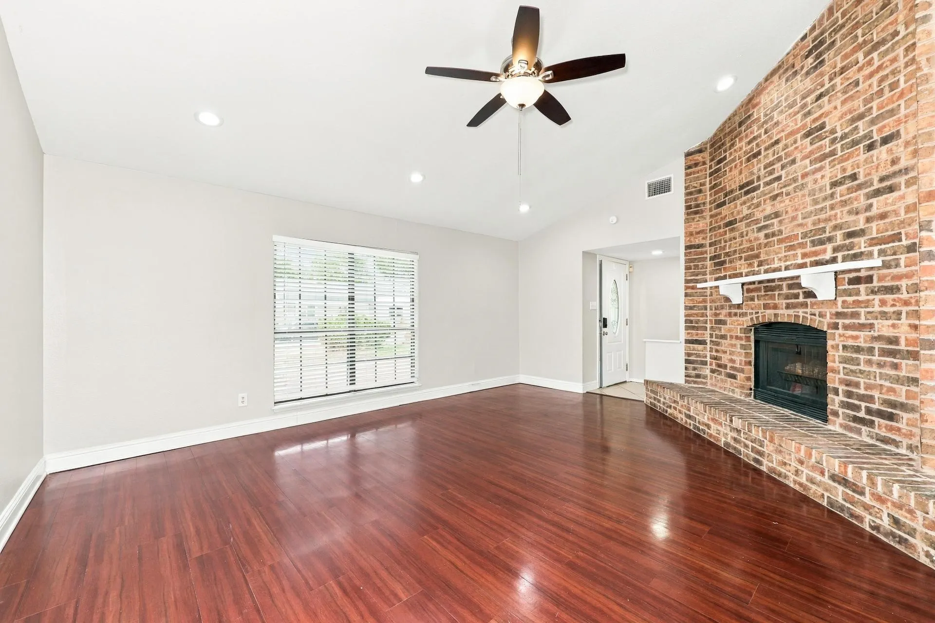 Single Family Residence For Sale in Tarrant County , 3207 Wintersmith Drive, Arlington, Texas 76014, 3 Bedroom, 2 Bathroom, 2 Garage spaces, 1,748 Sqft, built in 1982, mls#21417638, Real Estate Agent in Arlington, Homes For Sale in Tarrant county, Homes For Sale in Arlington, Realtor in Arlington Texas, Real Estate Brokerage Independent Realty Texas, Luminita Cordes Realtor