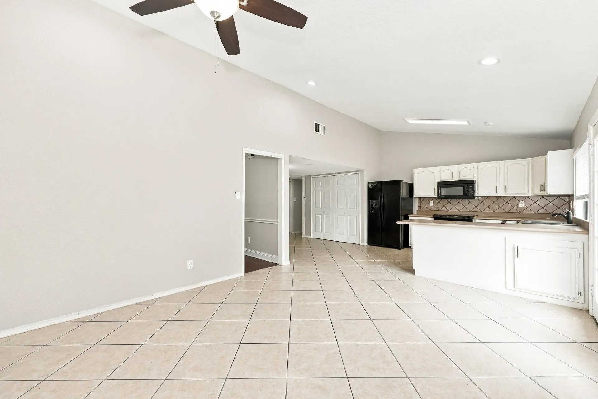 Single Family Residence For Sale in Tarrant County , 3207 Wintersmith Drive, Arlington, Texas 76014, 3 Bedroom, 2 Bathroom, 2 Garage spaces, 1,748 Sqft, built in 1982, mls#21417638, Real Estate Agent in Arlington, Homes For Sale in Tarrant county, Homes For Sale in Arlington, Realtor in Arlington Texas, Real Estate Brokerage Independent Realty Texas, Luminita Cordes Realtor