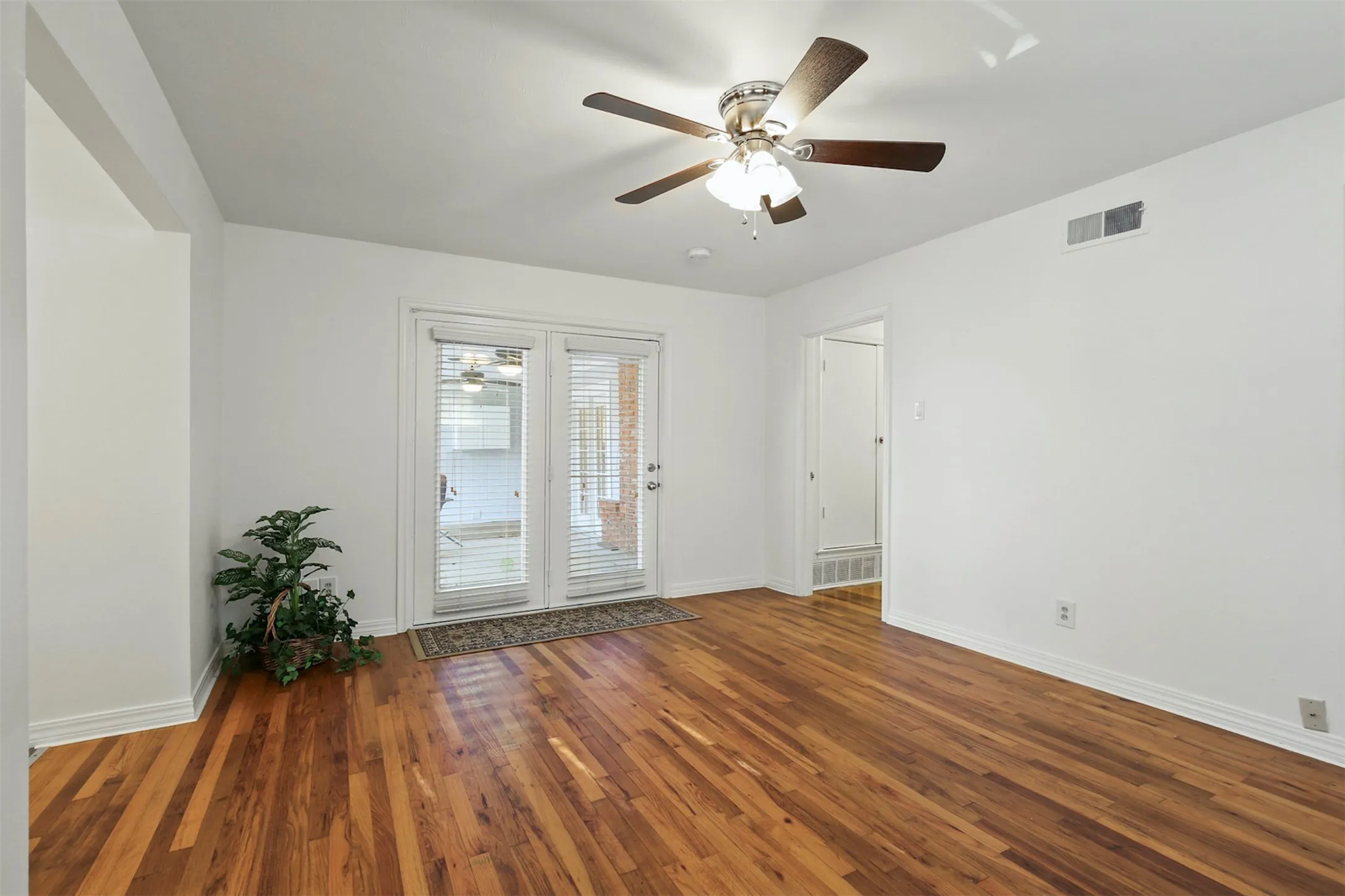 Single Family Residence For Rent in Dallas County , 3510 Princess Lane, Dallas, Texas 75229, 3 Bedroom, 2 Bathroom, 2 Garage spaces, 1,908 Sqft, built in 1957, mls#21417768, Real Estate Agent in Dallas, Homes For Rent in Dallas county, Homes For Rent in Dallas, Realtor in Dallas Texas, Real Estate Brokerage Independent Realty Texas, Luminita Cordes Realtor