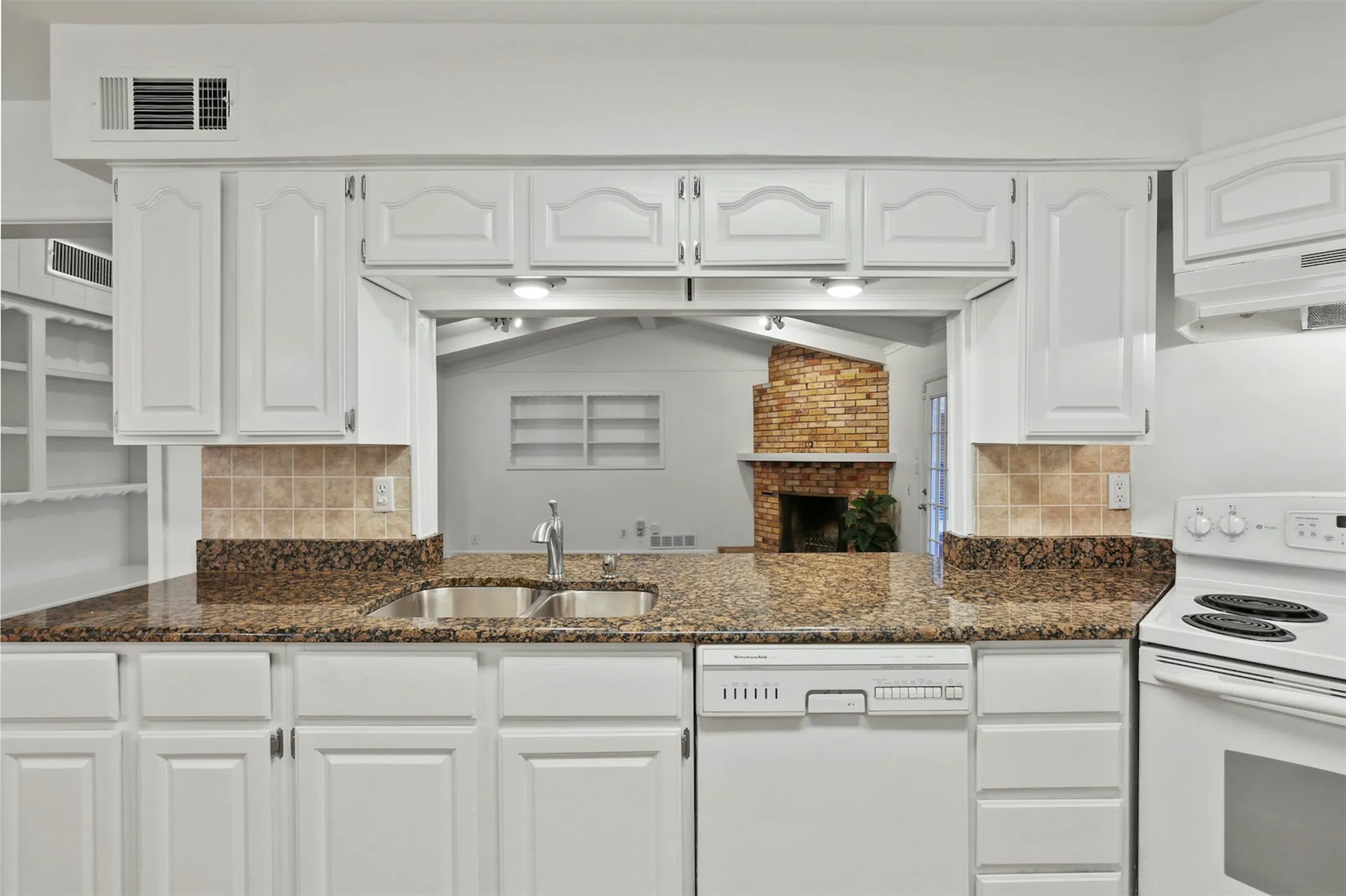 Single Family Residence For Rent in Dallas County , 3510 Princess Lane, Dallas, Texas 75229, 3 Bedroom, 2 Bathroom, 2 Garage spaces, 1,908 Sqft, built in 1957, mls#21417768, Real Estate Agent in Dallas, Homes For Rent in Dallas county, Homes For Rent in Dallas, Realtor in Dallas Texas, Real Estate Brokerage Independent Realty Texas, Luminita Cordes Realtor