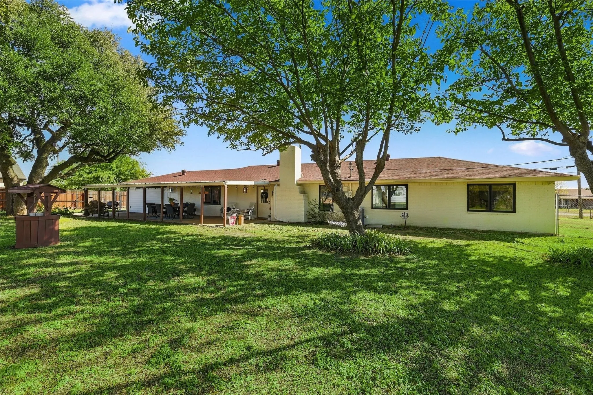 Single Family Residence For Sale in Parker County , 2004 Adams Lane S, Azle, Texas 76020, 2 Bedroom, 3 Bathroom, 2 Garage spaces, 1,846 Sqft, built in 1977, mls#21417373, Real Estate Agent in Azle, Homes For Sale in Parker county, Homes For Sale in Azle, Realtor in Azle Texas, Real Estate Brokerage Independent Realty Texas, Luminita Cordes Realtor