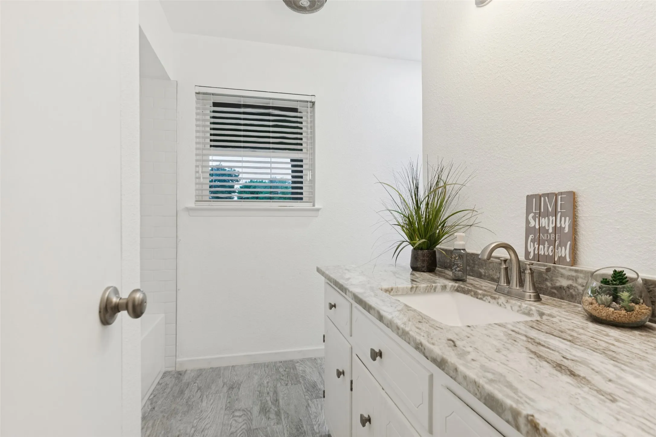 Single Family Residence For Sale in Dallas County , 1116 Atlanta Circle, Garland, Texas 75041, 3 Bedroom, 2 Bathroom, 2 Garage spaces, 1,626 Sqft, built in 1963, mls#21418109, Real Estate Agent in Garland, Homes For Sale in Dallas county, Homes For Sale in Garland, Realtor in Garland Texas, Real Estate Brokerage Independent Realty Texas, Luminita Cordes Realtor