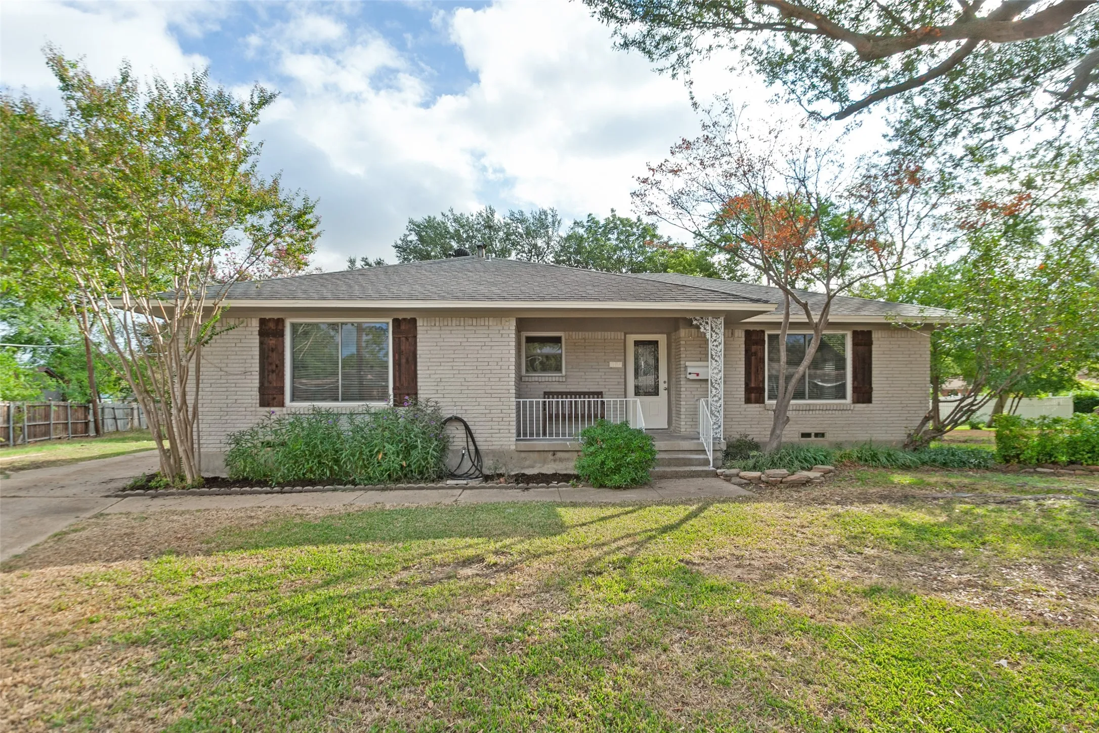 Single Family Residence For Sale in Dallas County , 1116 Atlanta Circle, Garland, Texas 75041, 3 Bedroom, 2 Bathroom, 2 Garage spaces, 1,626 Sqft, built in 1963, mls#21418109, Real Estate Agent in Garland, Homes For Sale in Dallas county, Homes For Sale in Garland, Realtor in Garland Texas, Real Estate Brokerage Independent Realty Texas, Luminita Cordes Realtor