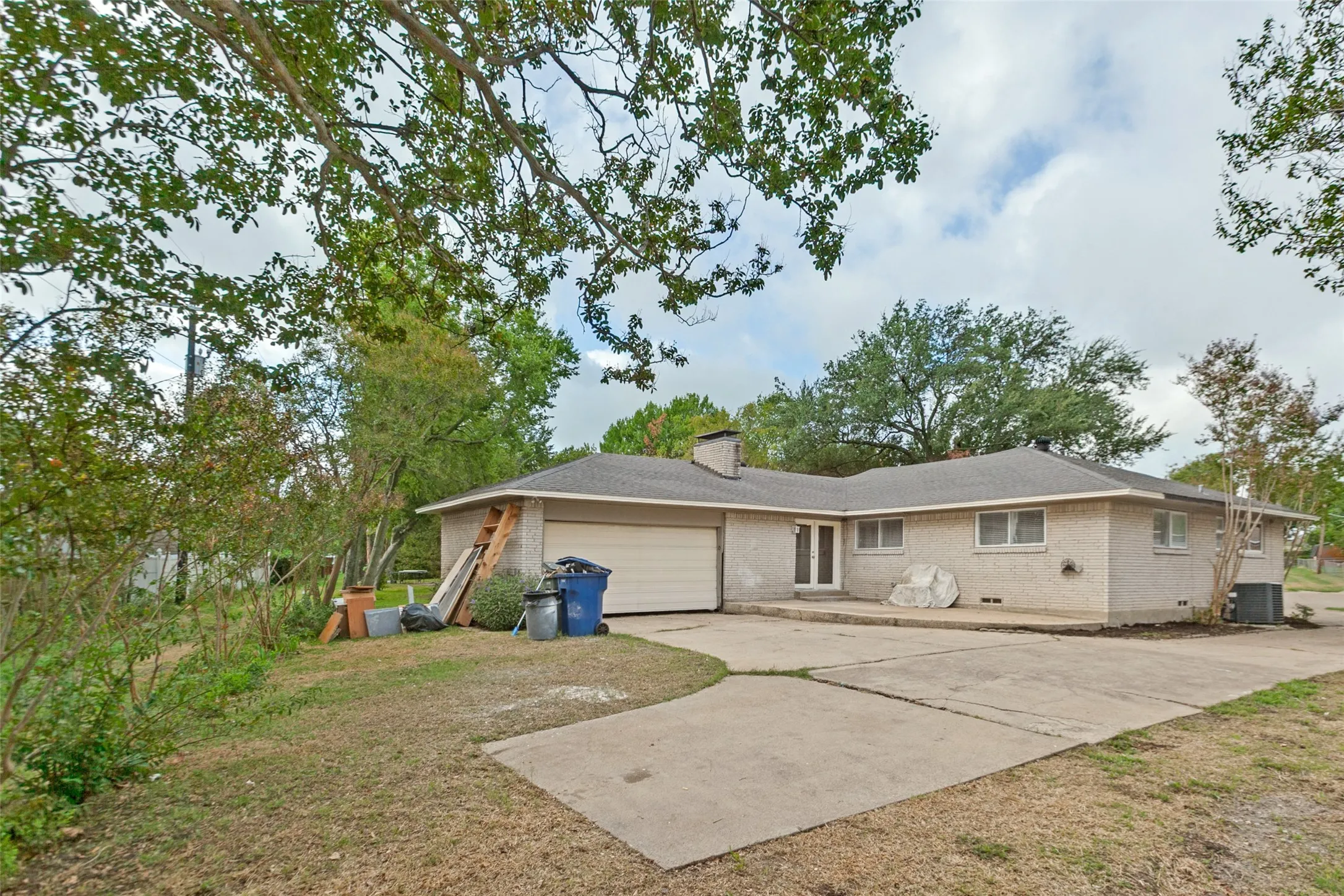 Single Family Residence For Sale in Dallas County , 1116 Atlanta Circle, Garland, Texas 75041, 3 Bedroom, 2 Bathroom, 2 Garage spaces, 1,626 Sqft, built in 1963, mls#21418109, Real Estate Agent in Garland, Homes For Sale in Dallas county, Homes For Sale in Garland, Realtor in Garland Texas, Real Estate Brokerage Independent Realty Texas, Luminita Cordes Realtor