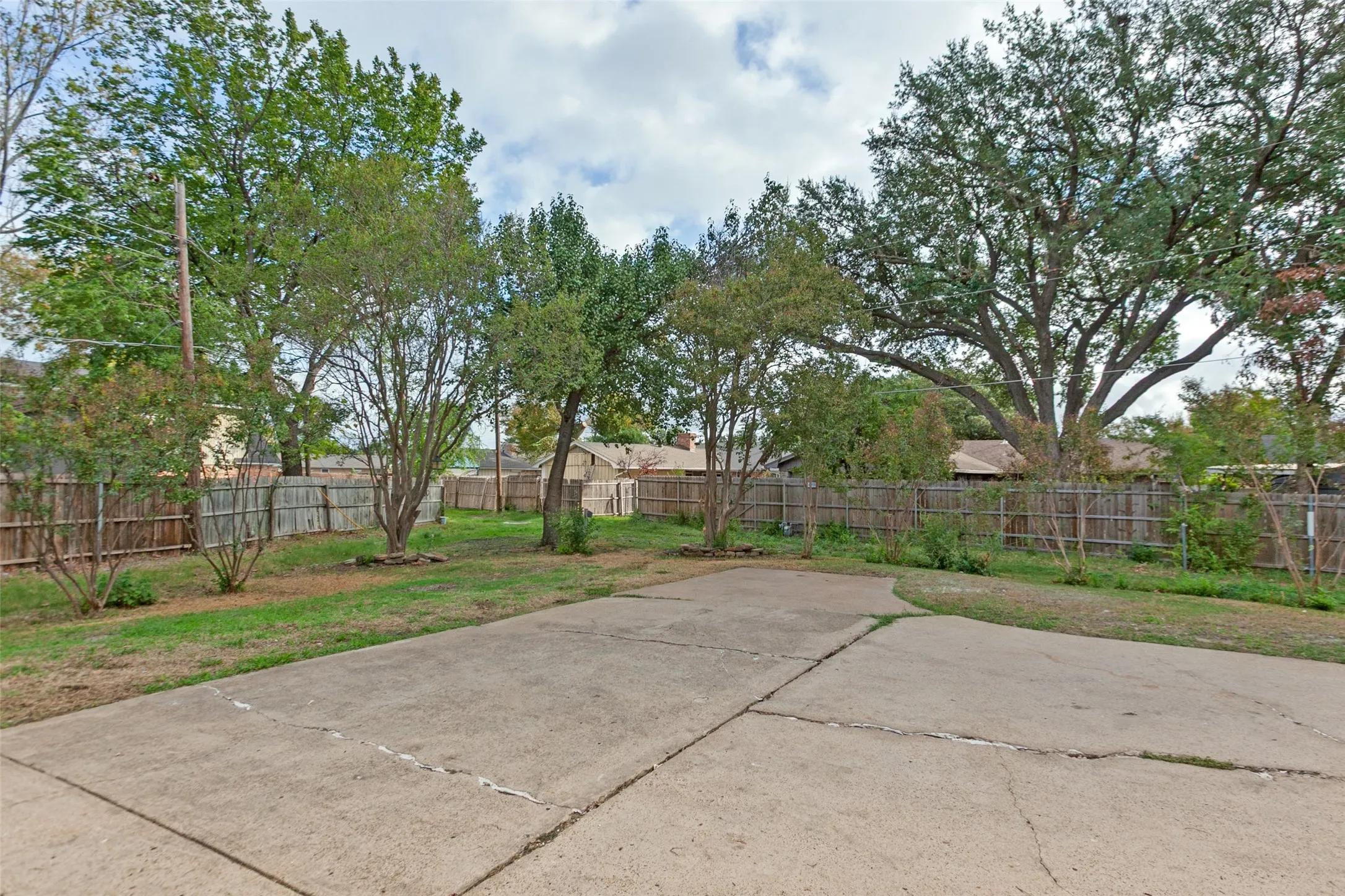 Single Family Residence For Sale in Dallas County , 1116 Atlanta Circle, Garland, Texas 75041, 3 Bedroom, 2 Bathroom, 2 Garage spaces, 1,626 Sqft, built in 1963, mls#21418109, Real Estate Agent in Garland, Homes For Sale in Dallas county, Homes For Sale in Garland, Realtor in Garland Texas, Real Estate Brokerage Independent Realty Texas, Luminita Cordes Realtor