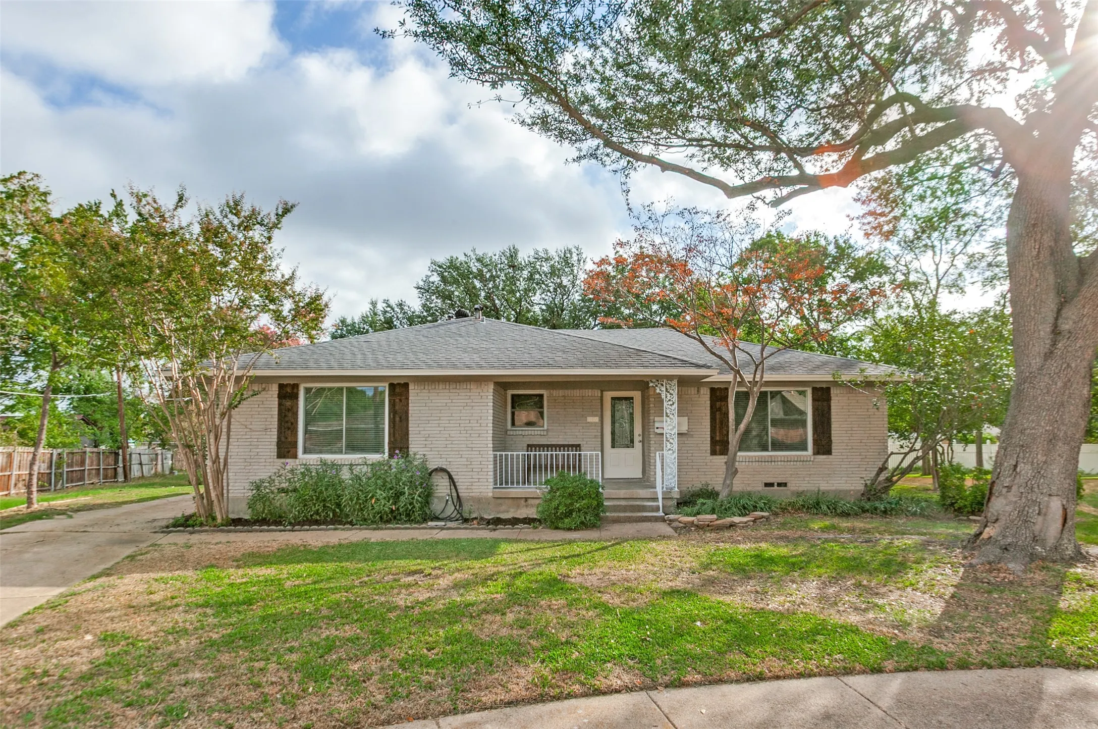 Single Family Residence For Sale in Dallas County , 1116 Atlanta Circle, Garland, Texas 75041, 3 Bedroom, 2 Bathroom, 2 Garage spaces, 1,626 Sqft, built in 1963, mls#21418109, Real Estate Agent in Garland, Homes For Sale in Dallas county, Homes For Sale in Garland, Realtor in Garland Texas, Real Estate Brokerage Independent Realty Texas, Luminita Cordes Realtor