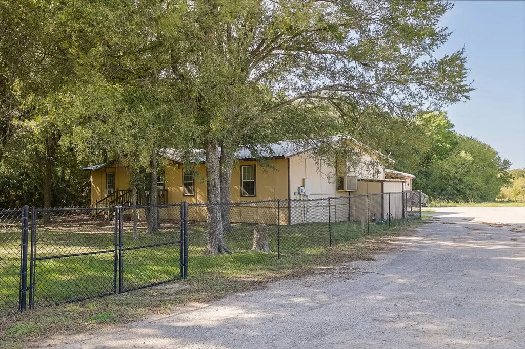 Single Family Residence For Sale in Johnson County , 10701 Fm 916, Grandview, Texas 76050, 3 Bedroom, 2 Bathroom, Garage spaces, 1,736 Sqft, built in 1995, mls#21415179, Real Estate Agent in Grandview, Homes For Sale in Johnson county, Homes For Sale in Grandview, Realtor in Grandview Texas, Real Estate Brokerage Independent Realty Texas, Luminita Cordes Realtor