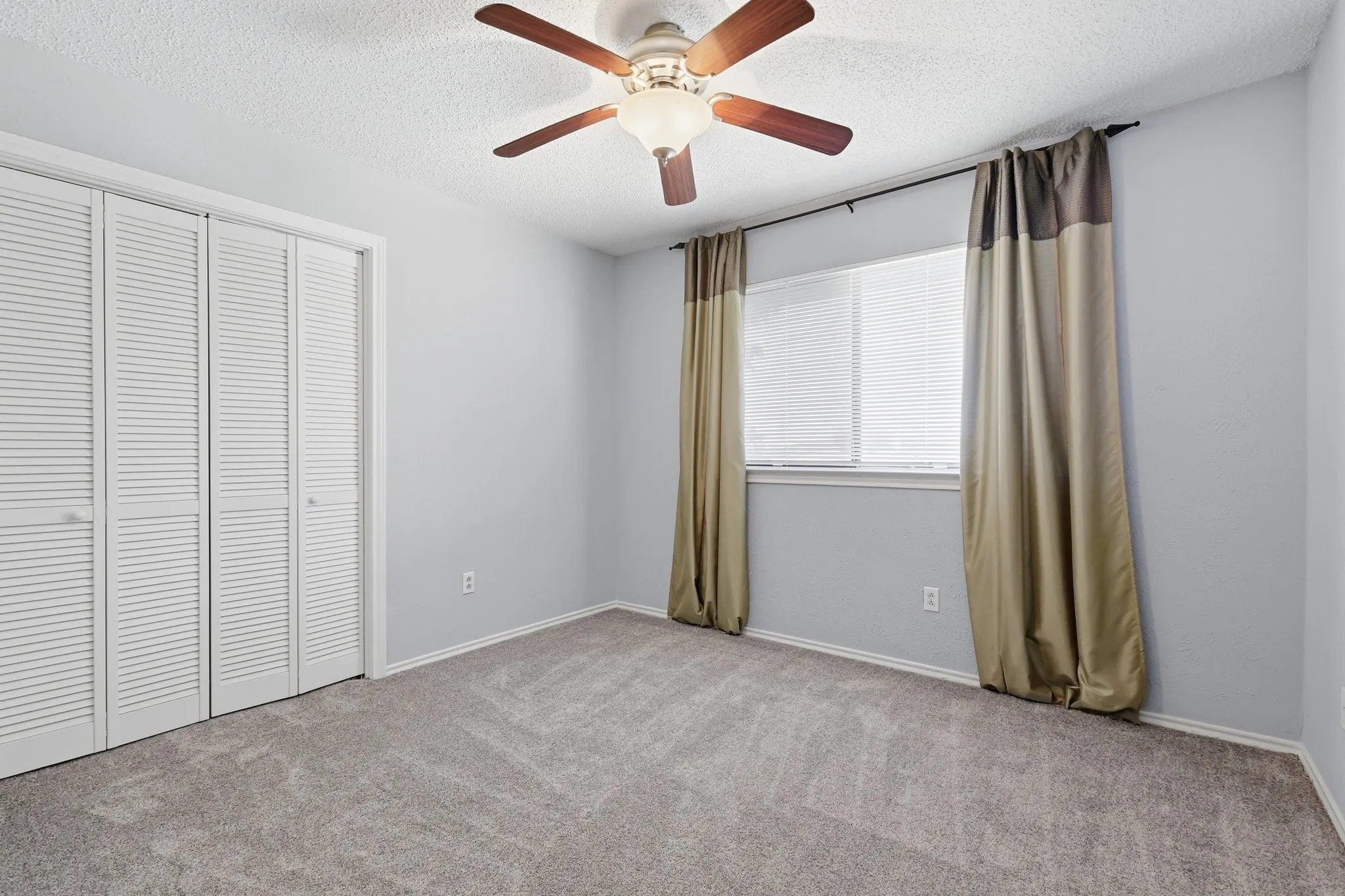 Secondary bedroom.