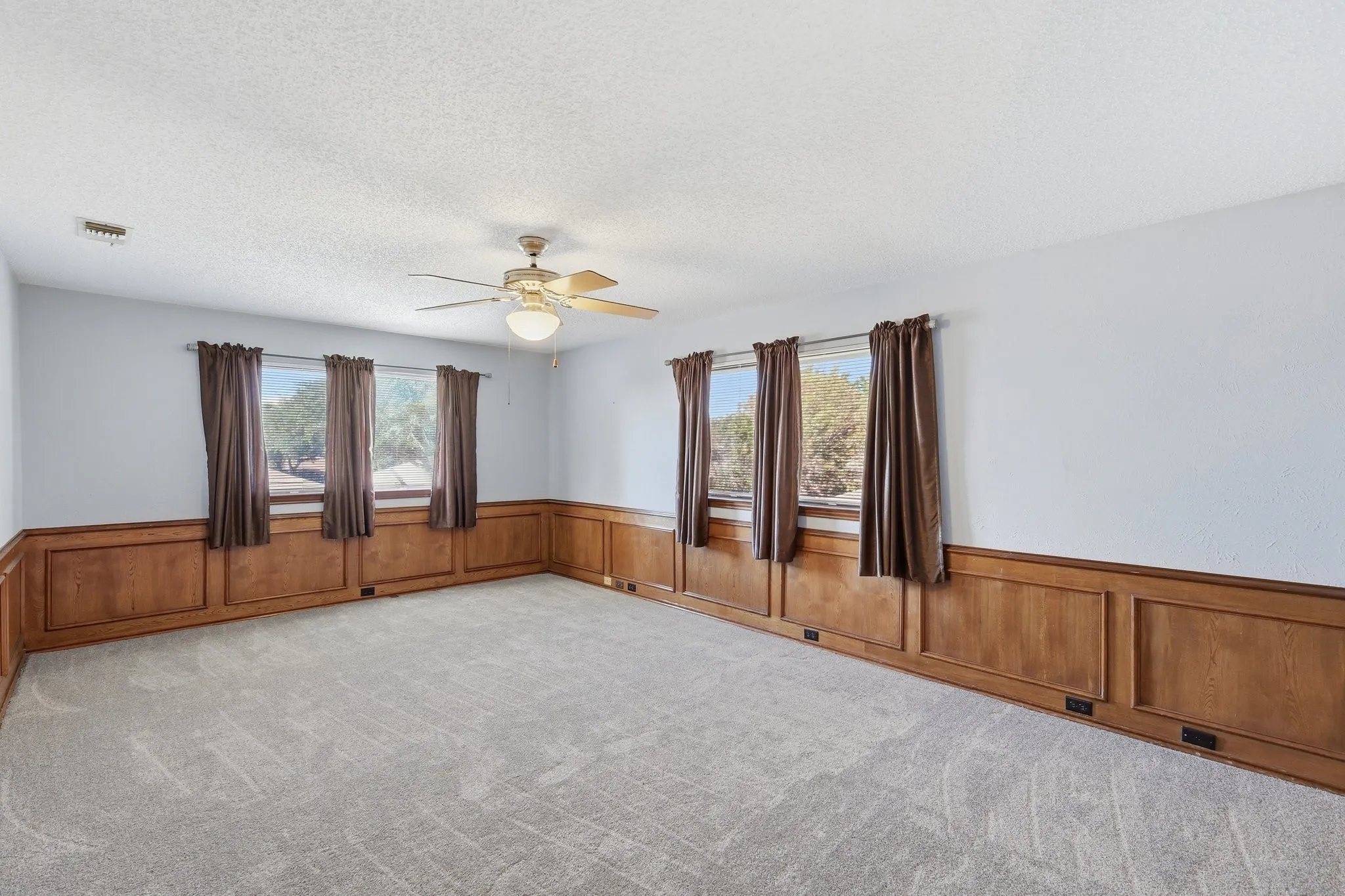 Gameroom, Media Room, Living Room....so much flexibility with this large space!