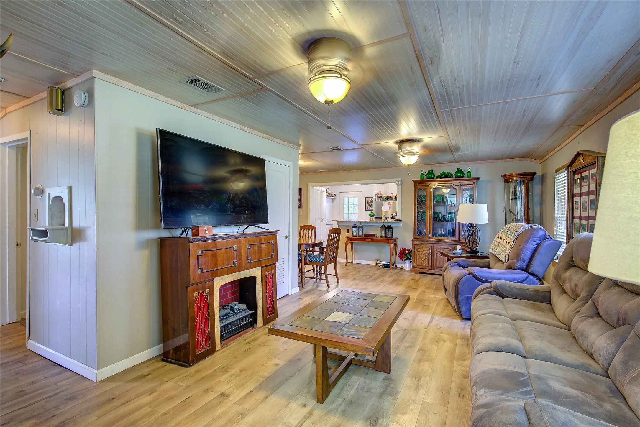 Single Family Residence For Sale in Hunt County , 6402 Joe Ramsey Boulevard S, Greenville, Texas 75402, 3 Bedroom, 2 Bathroom, Garage spaces, 1,408 Sqft, built in 1975, mls#21416872, Real Estate Agent in Greenville, Homes For Sale in Hunt county, Homes For Sale in Greenville, Realtor in Greenville Texas, Real Estate Brokerage Independent Realty Texas, Luminita Cordes Realtor