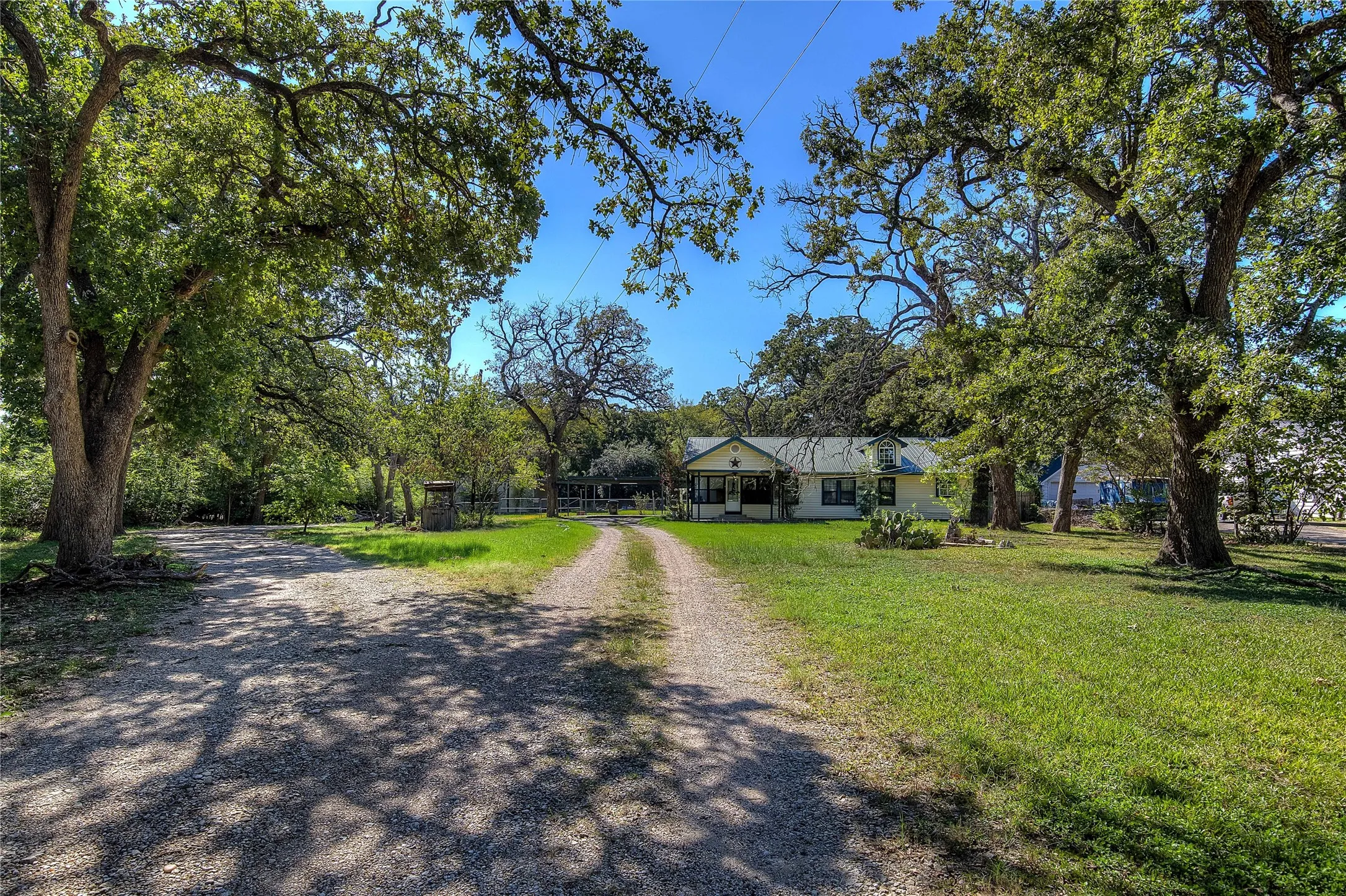 Single Family Residence For Sale in Hunt County , 6402 Joe Ramsey Boulevard S, Greenville, Texas 75402, 3 Bedroom, 2 Bathroom, Garage spaces, 1,408 Sqft, built in 1975, mls#21416872, Real Estate Agent in Greenville, Homes For Sale in Hunt county, Homes For Sale in Greenville, Realtor in Greenville Texas, Real Estate Brokerage Independent Realty Texas, Luminita Cordes Realtor