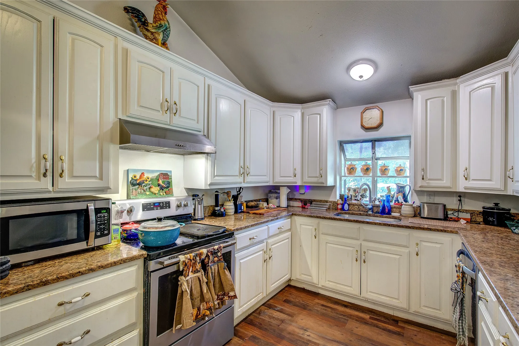 Single Family Residence For Sale in Hunt County , 6402 Joe Ramsey Boulevard S, Greenville, Texas 75402, 3 Bedroom, 2 Bathroom, Garage spaces, 1,408 Sqft, built in 1975, mls#21416872, Real Estate Agent in Greenville, Homes For Sale in Hunt county, Homes For Sale in Greenville, Realtor in Greenville Texas, Real Estate Brokerage Independent Realty Texas, Luminita Cordes Realtor