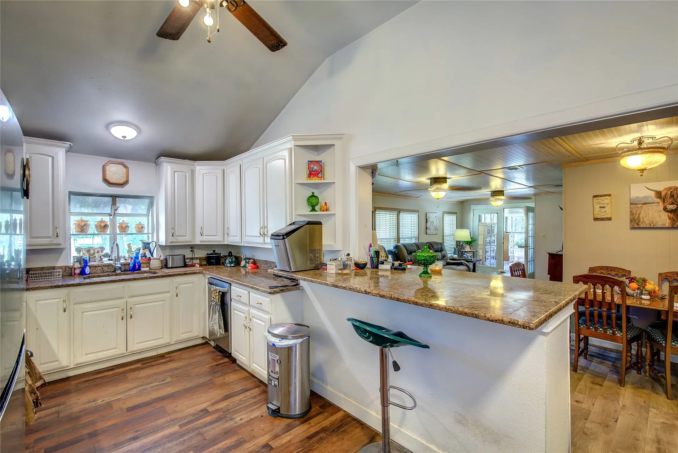 Single Family Residence For Sale in Hunt County , 6402 Joe Ramsey Boulevard S, Greenville, Texas 75402, 3 Bedroom, 2 Bathroom, Garage spaces, 1,408 Sqft, built in 1975, mls#21416872, Real Estate Agent in Greenville, Homes For Sale in Hunt county, Homes For Sale in Greenville, Realtor in Greenville Texas, Real Estate Brokerage Independent Realty Texas, Luminita Cordes Realtor