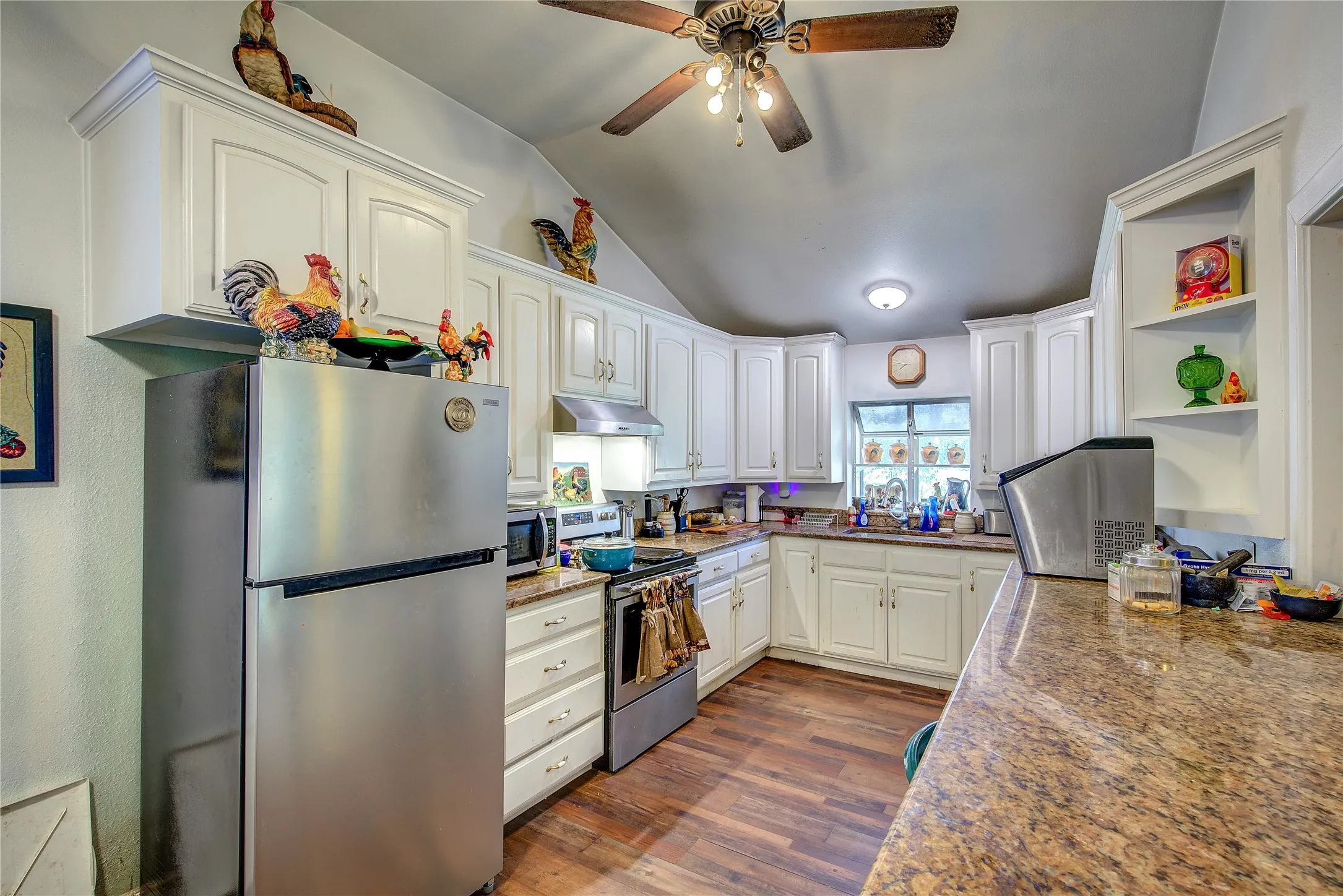 Single Family Residence For Sale in Hunt County , 6402 Joe Ramsey Boulevard S, Greenville, Texas 75402, 3 Bedroom, 2 Bathroom, Garage spaces, 1,408 Sqft, built in 1975, mls#21416872, Real Estate Agent in Greenville, Homes For Sale in Hunt county, Homes For Sale in Greenville, Realtor in Greenville Texas, Real Estate Brokerage Independent Realty Texas, Luminita Cordes Realtor