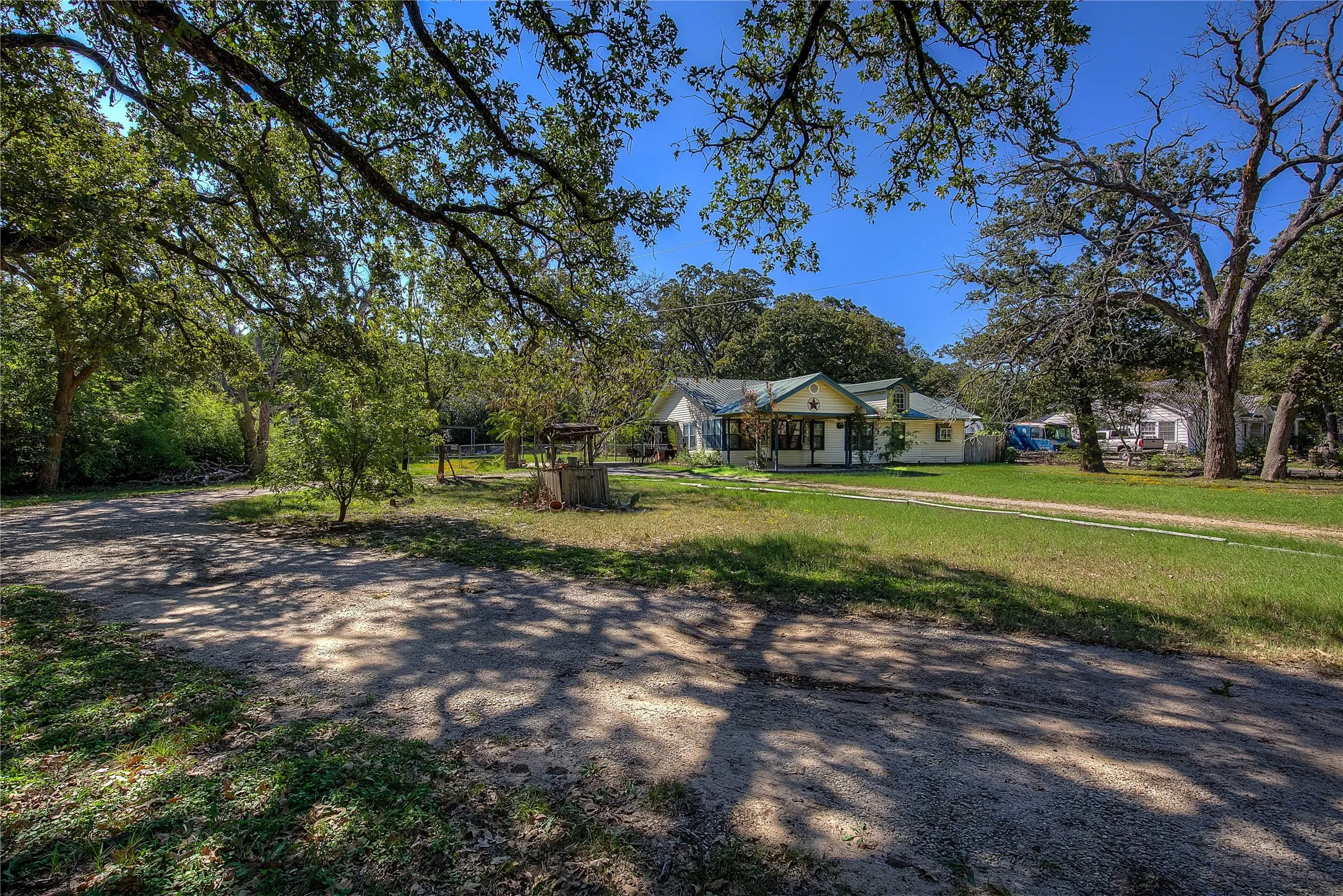 Single Family Residence For Sale in Hunt County , 6402 Joe Ramsey Boulevard S, Greenville, Texas 75402, 3 Bedroom, 2 Bathroom, Garage spaces, 1,408 Sqft, built in 1975, mls#21416872, Real Estate Agent in Greenville, Homes For Sale in Hunt county, Homes For Sale in Greenville, Realtor in Greenville Texas, Real Estate Brokerage Independent Realty Texas, Luminita Cordes Realtor