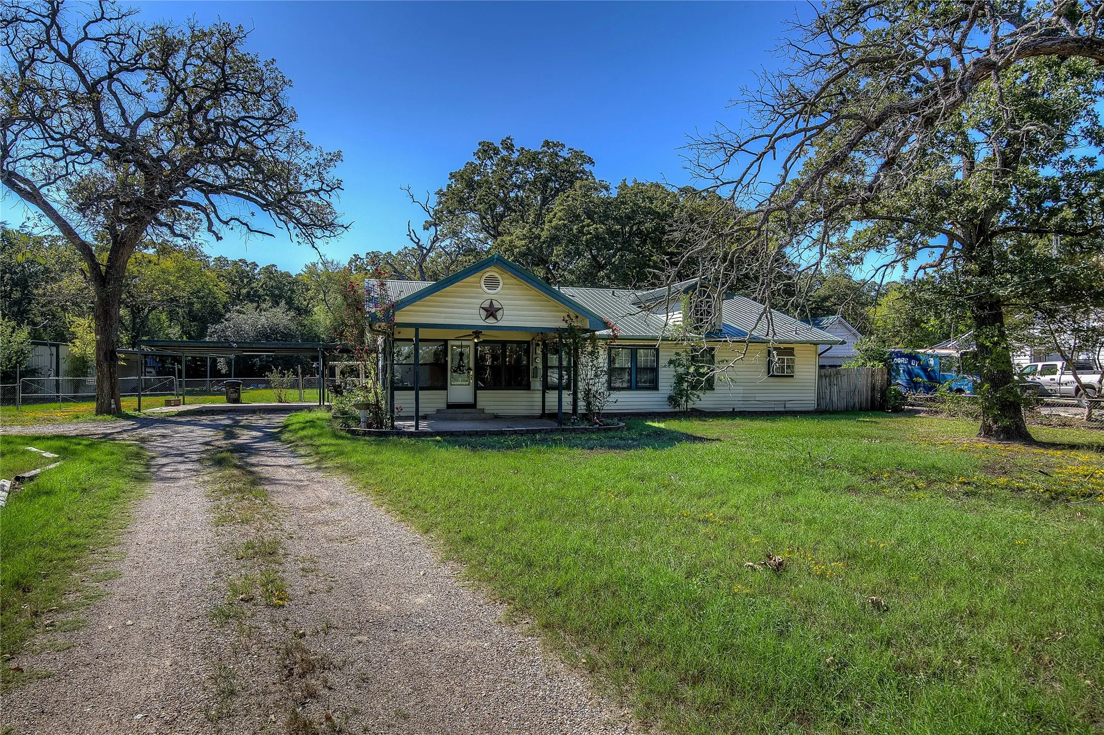 Single Family Residence For Sale in Hunt County , 6402 Joe Ramsey Boulevard S, Greenville, Texas 75402, 3 Bedroom, 2 Bathroom, Garage spaces, 1,408 Sqft, built in 1975, mls#21416872, Real Estate Agent in Greenville, Homes For Sale in Hunt county, Homes For Sale in Greenville, Realtor in Greenville Texas, Real Estate Brokerage Independent Realty Texas, Luminita Cordes Realtor