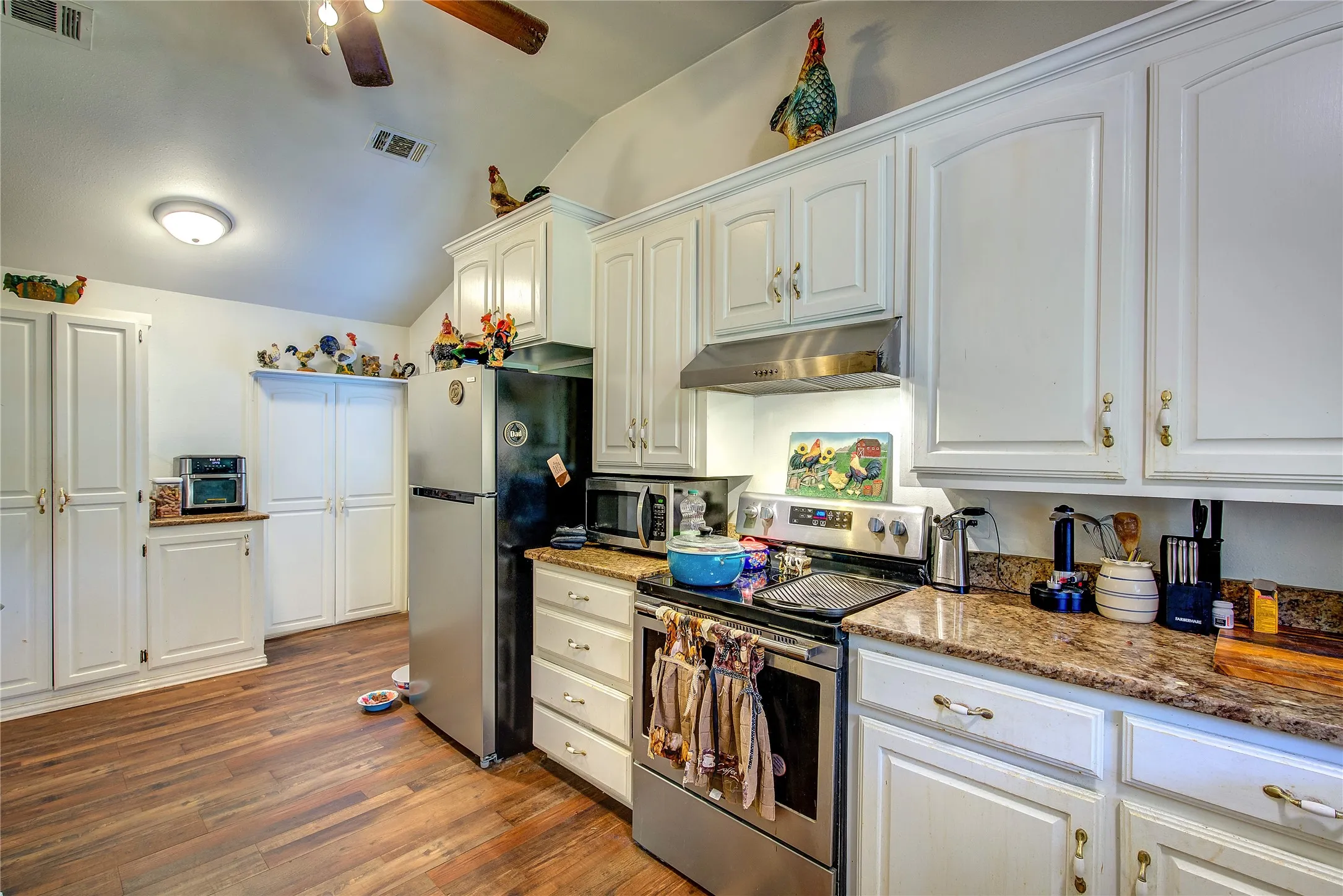 Single Family Residence For Sale in Hunt County , 6402 Joe Ramsey Boulevard S, Greenville, Texas 75402, 3 Bedroom, 2 Bathroom, Garage spaces, 1,408 Sqft, built in 1975, mls#21416872, Real Estate Agent in Greenville, Homes For Sale in Hunt county, Homes For Sale in Greenville, Realtor in Greenville Texas, Real Estate Brokerage Independent Realty Texas, Luminita Cordes Realtor