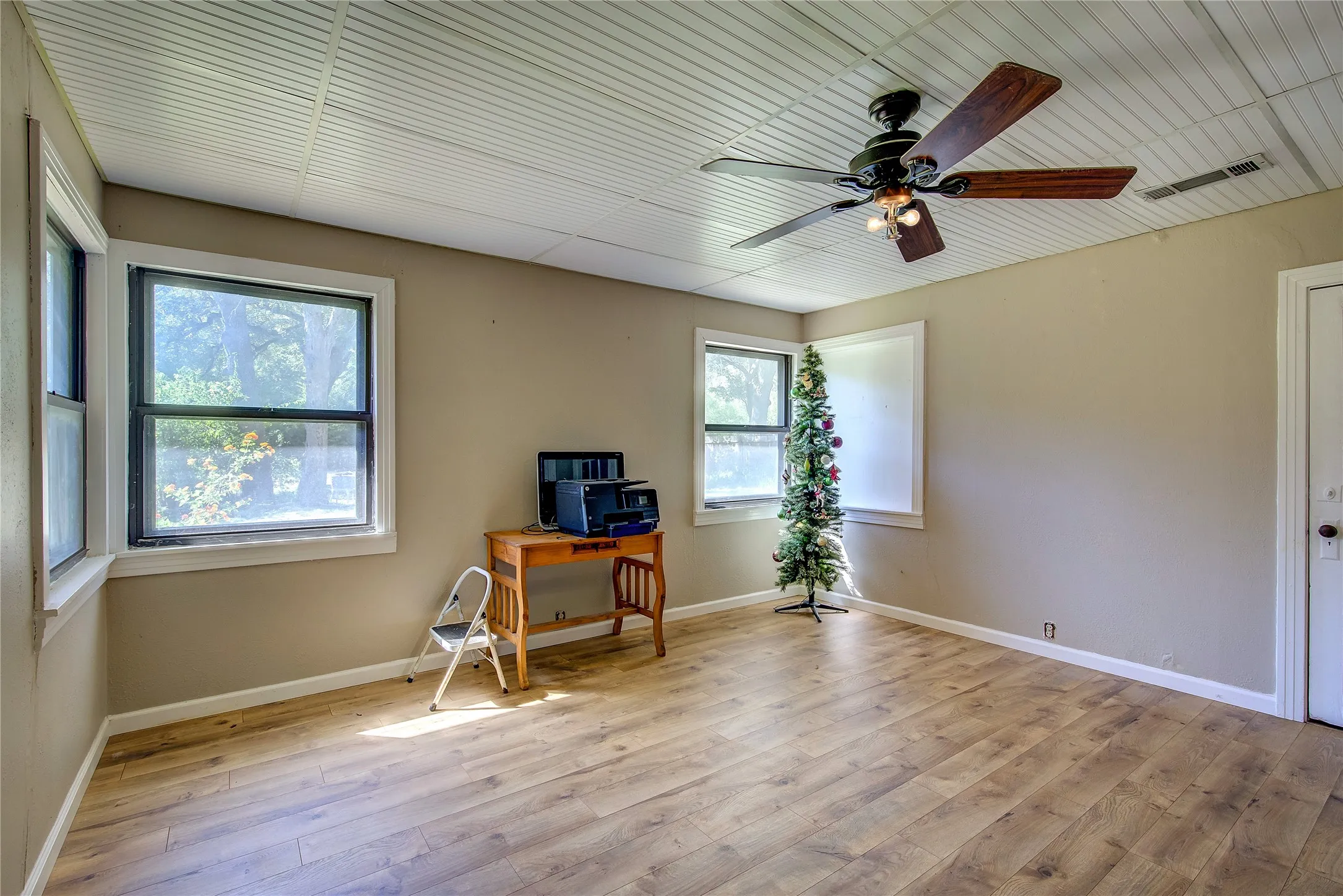 Single Family Residence For Sale in Hunt County , 6402 Joe Ramsey Boulevard S, Greenville, Texas 75402, 3 Bedroom, 2 Bathroom, Garage spaces, 1,408 Sqft, built in 1975, mls#21416872, Real Estate Agent in Greenville, Homes For Sale in Hunt county, Homes For Sale in Greenville, Realtor in Greenville Texas, Real Estate Brokerage Independent Realty Texas, Luminita Cordes Realtor