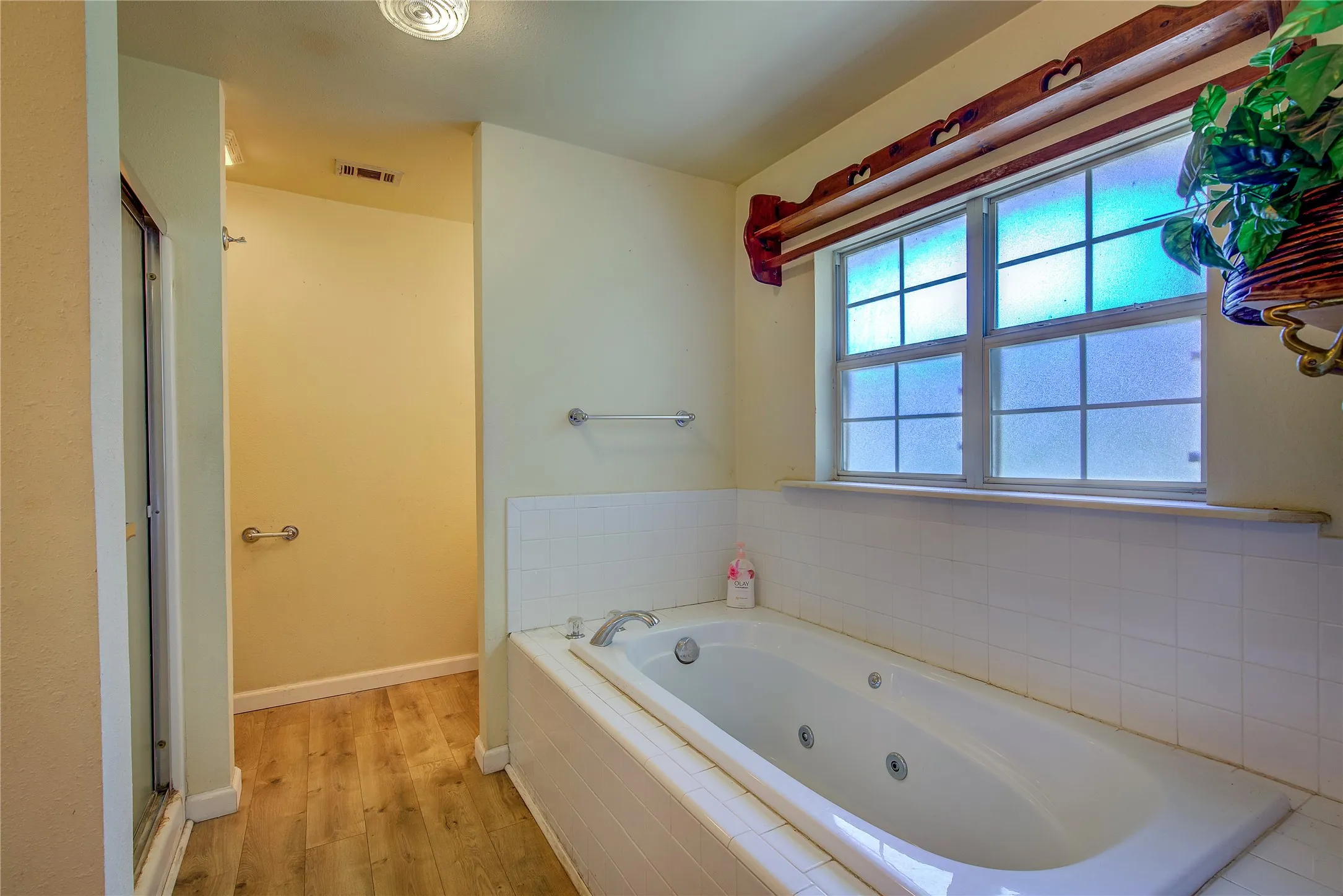 Single Family Residence For Sale in Hunt County , 6402 Joe Ramsey Boulevard S, Greenville, Texas 75402, 3 Bedroom, 2 Bathroom, Garage spaces, 1,408 Sqft, built in 1975, mls#21416872, Real Estate Agent in Greenville, Homes For Sale in Hunt county, Homes For Sale in Greenville, Realtor in Greenville Texas, Real Estate Brokerage Independent Realty Texas, Luminita Cordes Realtor