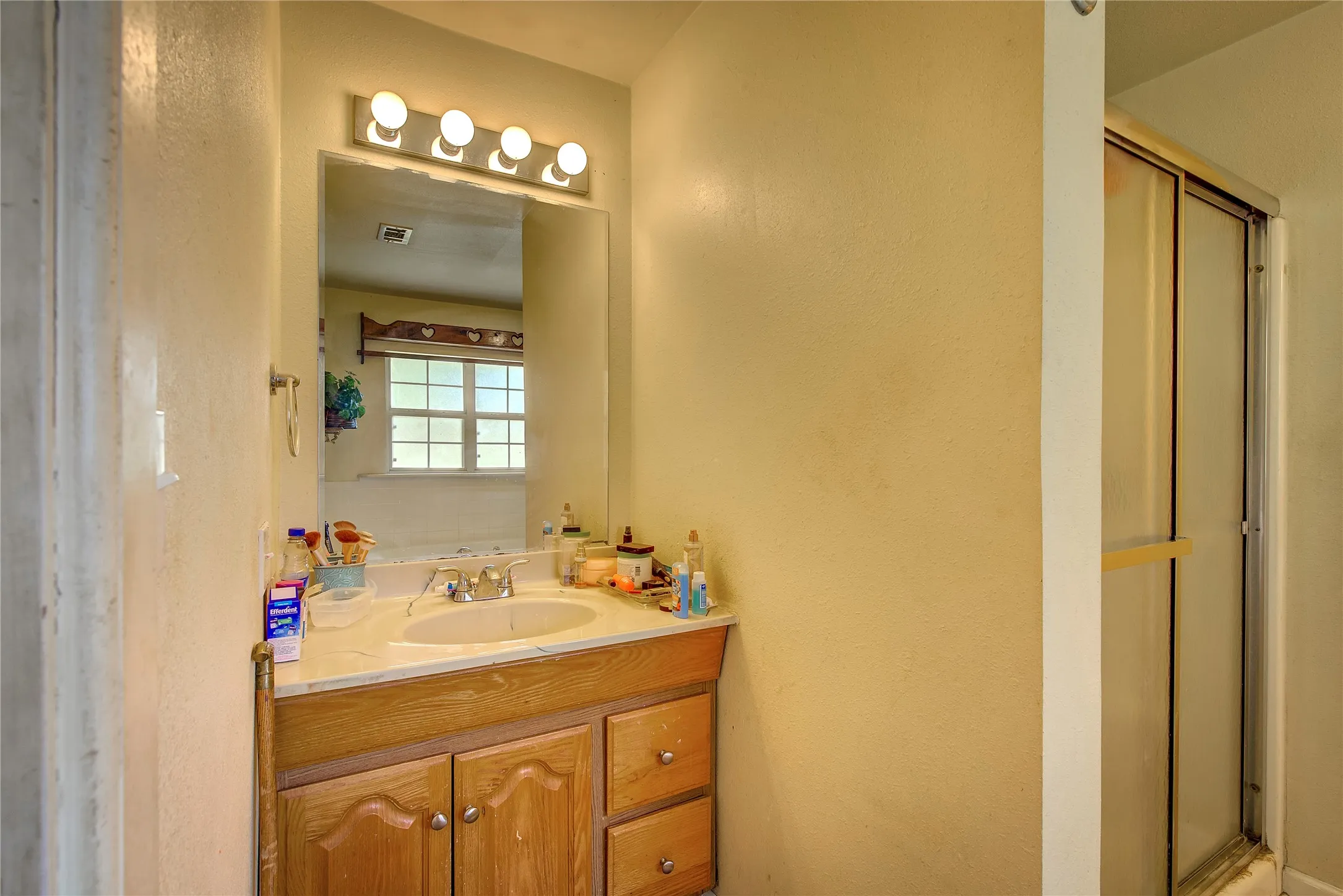 Single Family Residence For Sale in Hunt County , 6402 Joe Ramsey Boulevard S, Greenville, Texas 75402, 3 Bedroom, 2 Bathroom, Garage spaces, 1,408 Sqft, built in 1975, mls#21416872, Real Estate Agent in Greenville, Homes For Sale in Hunt county, Homes For Sale in Greenville, Realtor in Greenville Texas, Real Estate Brokerage Independent Realty Texas, Luminita Cordes Realtor