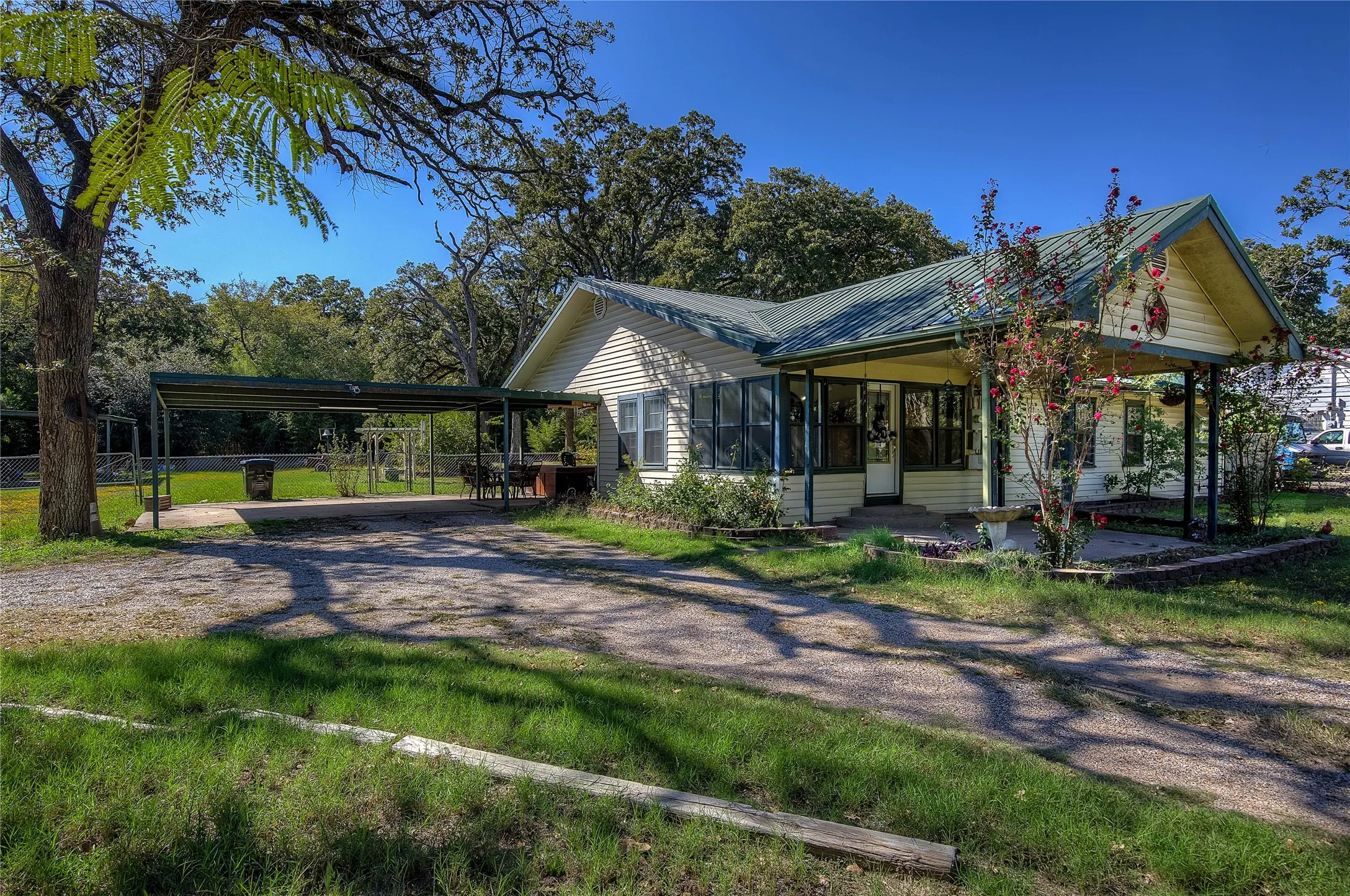 Single Family Residence For Sale in Hunt County , 6402 Joe Ramsey Boulevard S, Greenville, Texas 75402, 3 Bedroom, 2 Bathroom, Garage spaces, 1,408 Sqft, built in 1975, mls#21416872, Real Estate Agent in Greenville, Homes For Sale in Hunt county, Homes For Sale in Greenville, Realtor in Greenville Texas, Real Estate Brokerage Independent Realty Texas, Luminita Cordes Realtor