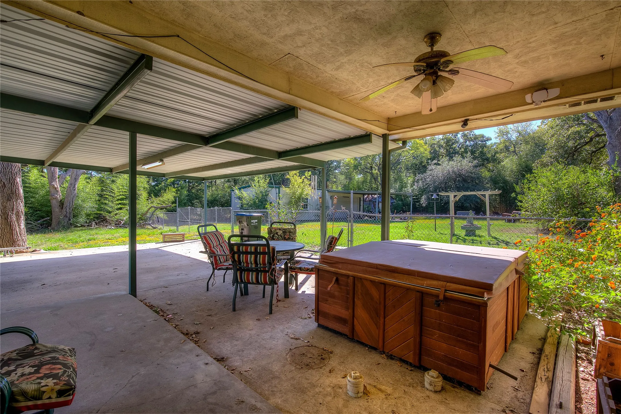 Single Family Residence For Sale in Hunt County , 6402 Joe Ramsey Boulevard S, Greenville, Texas 75402, 3 Bedroom, 2 Bathroom, Garage spaces, 1,408 Sqft, built in 1975, mls#21416872, Real Estate Agent in Greenville, Homes For Sale in Hunt county, Homes For Sale in Greenville, Realtor in Greenville Texas, Real Estate Brokerage Independent Realty Texas, Luminita Cordes Realtor