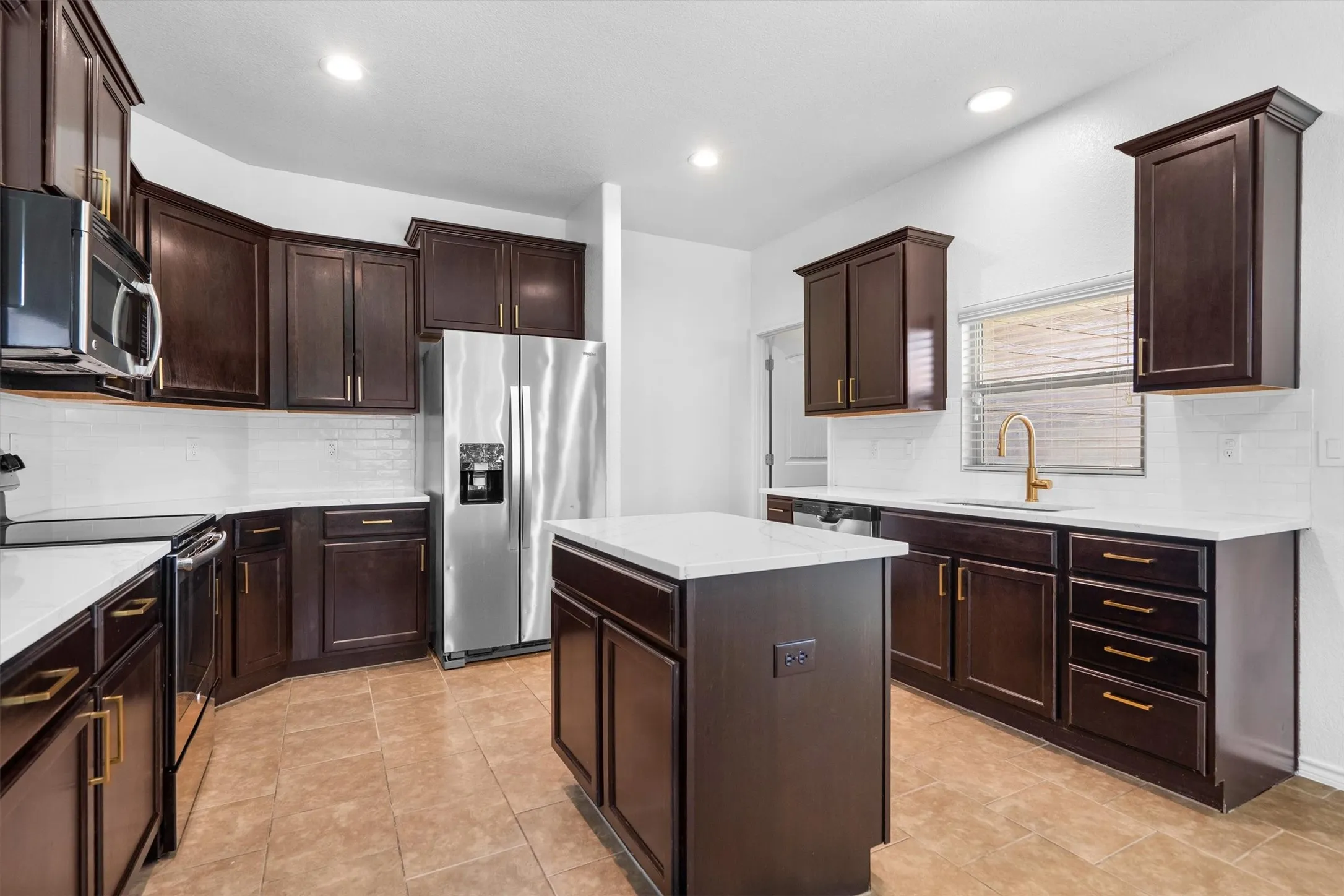Single Family Residence For Sale in Tarrant County , 4033 Lazy River Ranch Road, Fort Worth, Texas 76262, 3 Bedroom, 2 Bathroom, 2 Garage spaces, 1,808 Sqft, built in 2013, mls#21411762, Real Estate Agent in Fort Worth, Homes For Sale in Tarrant county, Homes For Sale in Fort Worth, Realtor in Fort Worth Texas, Real Estate Brokerage Independent Realty Texas, Luminita Cordes Realtor
