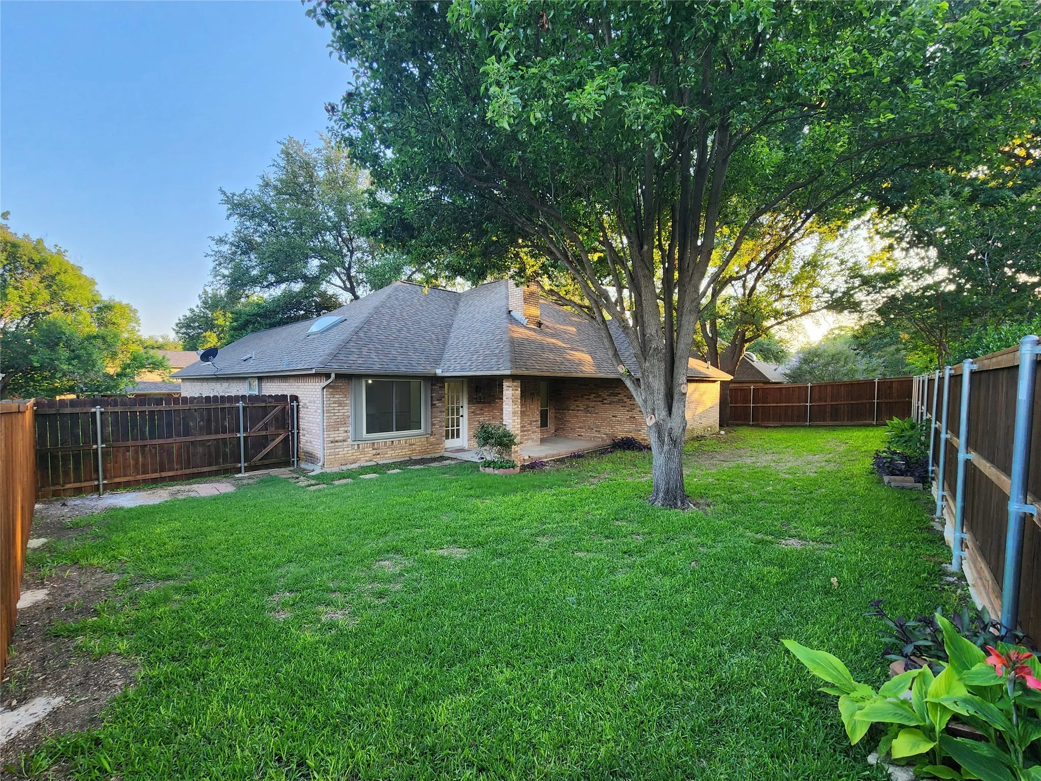 Single Family Residence For Rent in Tarrant County , 10108 Regent Row Street, Benbrook, Texas 76126, 3 Bedroom, 2 Bathroom, 2 Garage spaces, 1,813 Sqft, built in 1984, mls#21417794, Real Estate Agent in Benbrook, Homes For Rent in Tarrant county, Homes For Rent in Benbrook, Realtor in Benbrook Texas, Real Estate Brokerage Independent Realty Texas, Luminita Cordes Realtor