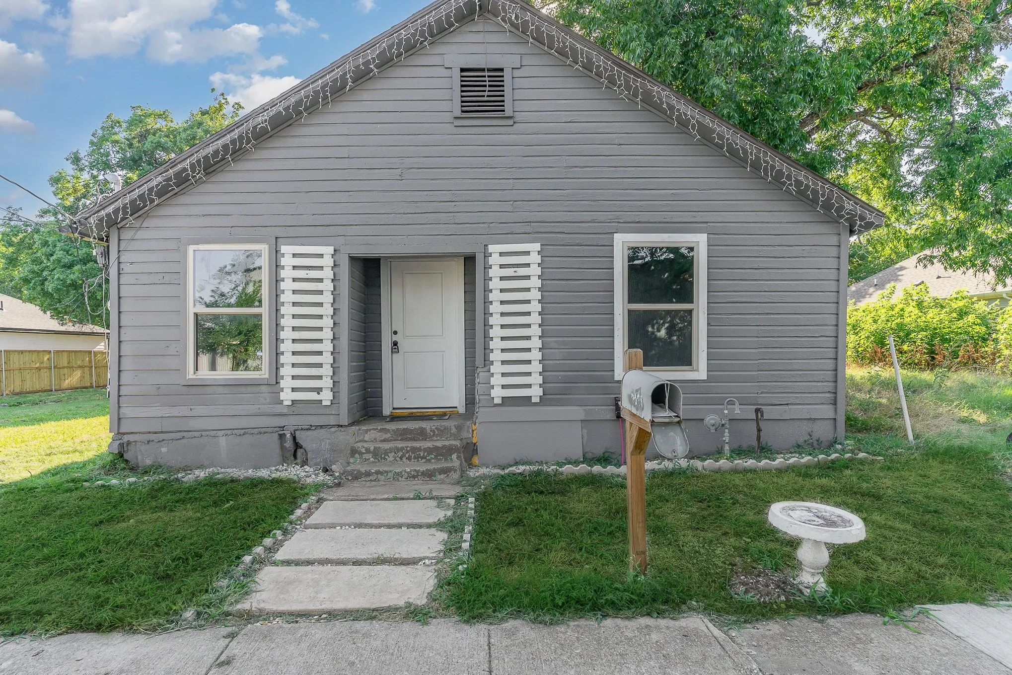 Single Family Residence For Sale in Dallas County , 4621 Owenwood Avenue, Dallas, Texas 75223, 4 Bedroom, 2 Bathroom, Garage spaces, 1,497 Sqft, built in 1940, mls#21418342, Real Estate Agent in Dallas, Homes For Sale in Dallas county, Homes For Sale in Dallas, Realtor in Dallas Texas, Real Estate Brokerage Independent Realty Texas, Luminita Cordes Realtor