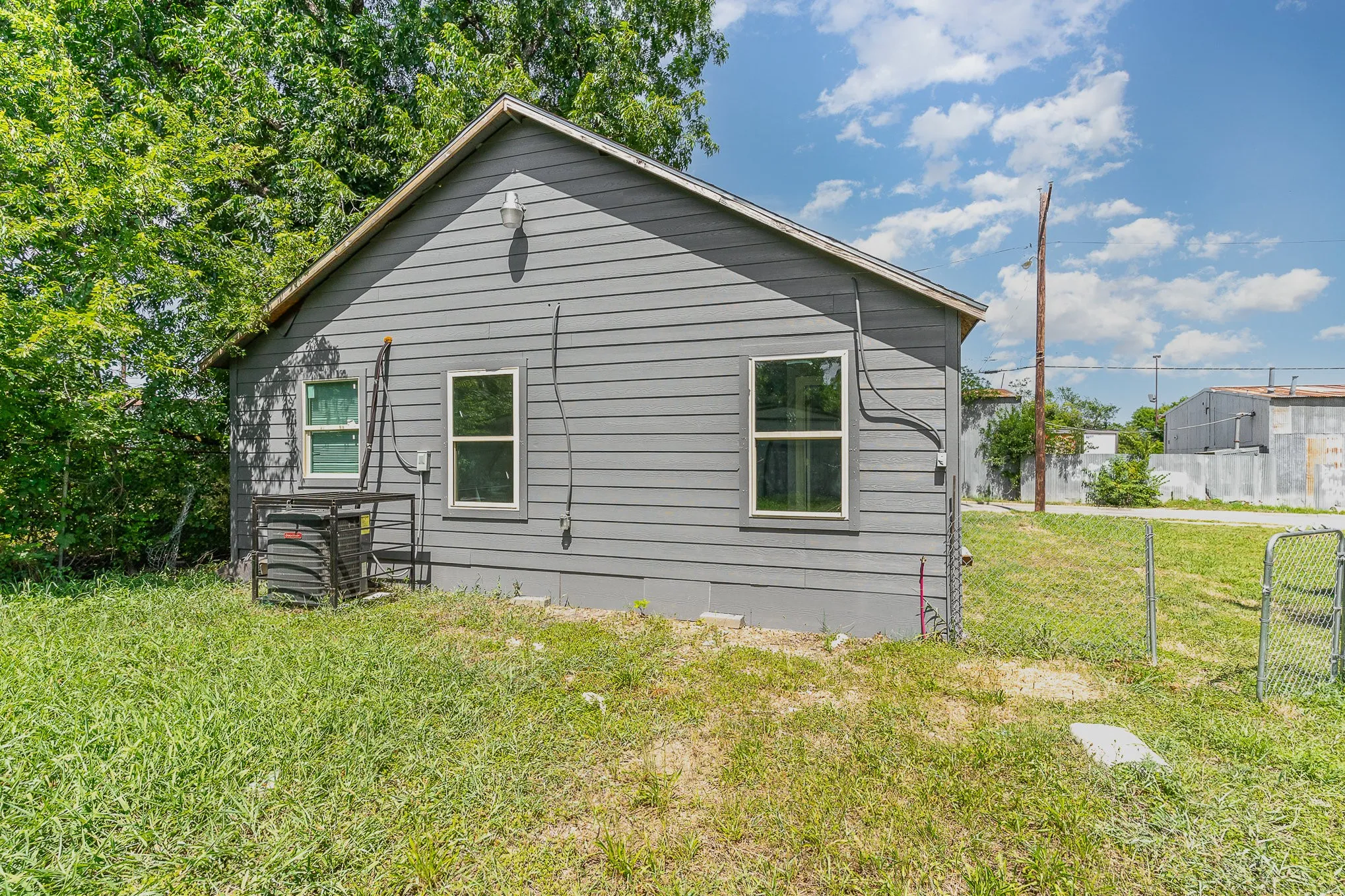 Single Family Residence For Rent in Dallas County , 4621 Owenwood Avenue, Dallas, Texas 75223, 4 Bedroom, 2 Bathroom, Garage spaces, 1,497 Sqft, built in 1940, mls#21418421, Real Estate Agent in Dallas, Homes For Rent in Dallas county, Homes For Rent in Dallas, Realtor in Dallas Texas, Real Estate Brokerage Independent Realty Texas, Luminita Cordes Realtor