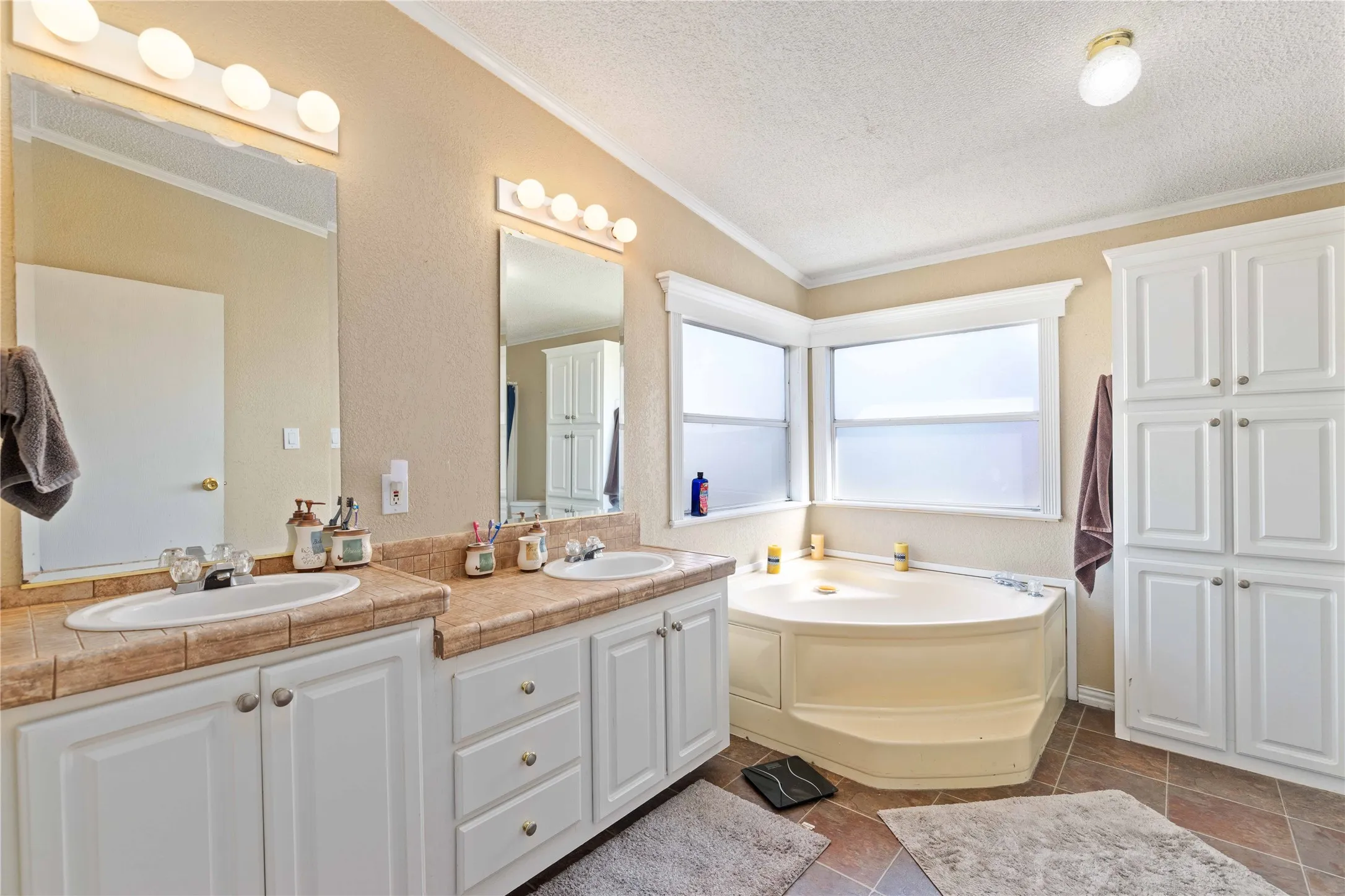 2 sinks, soaking tub and walk-in shower