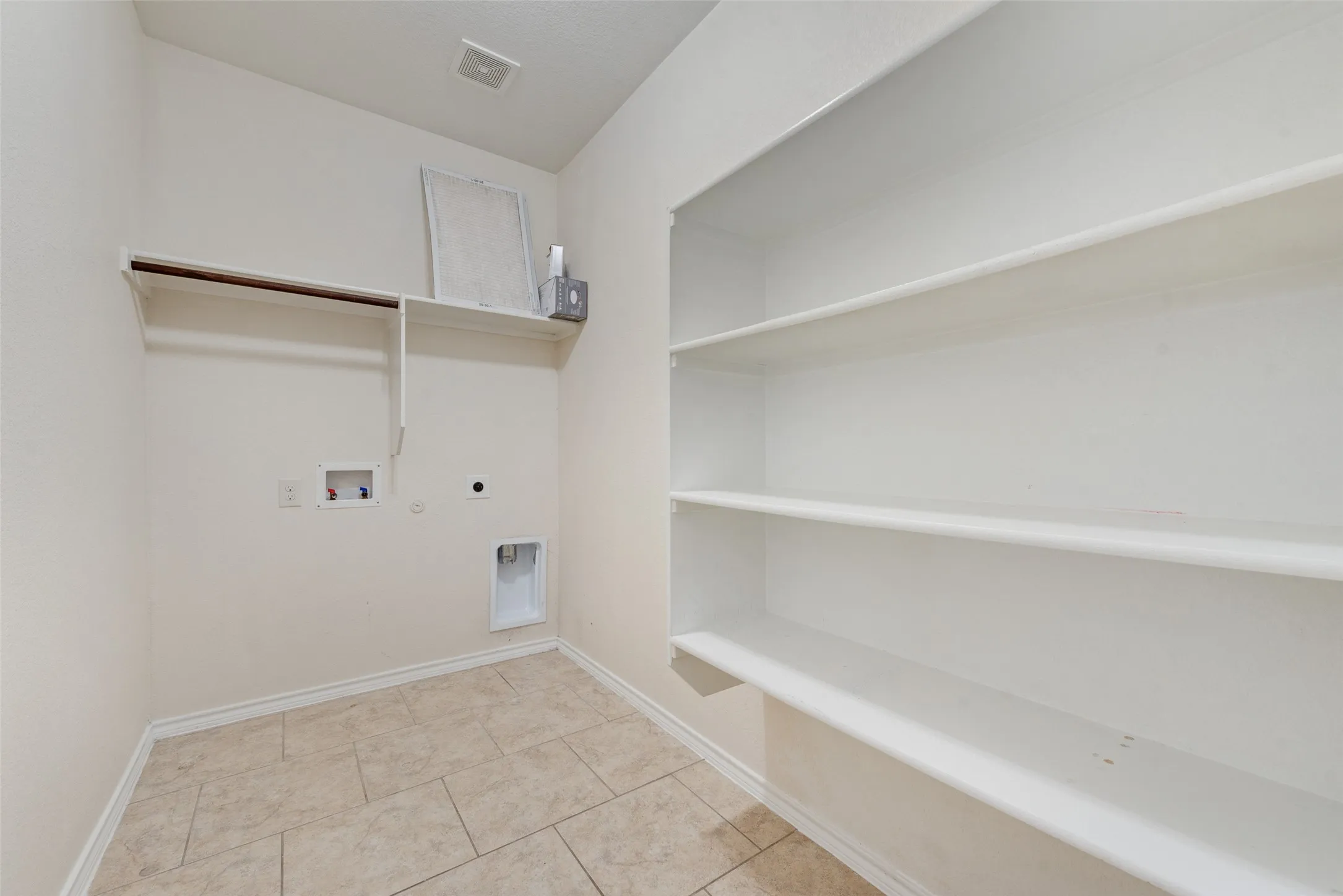 Single Family Residence For Sale in Denton County , 3101 Buckthorn Lane, Denton, Texas 76226, 3 Bedroom, 2 Bathroom, 2 Garage spaces, 1,828 Sqft, built in 2013, mls#21417343, Real Estate Agent in Denton, Homes For Sale in Denton county, Homes For Sale in Denton, Realtor in Denton Texas, Real Estate Brokerage Independent Realty Texas, Luminita Cordes Realtor
