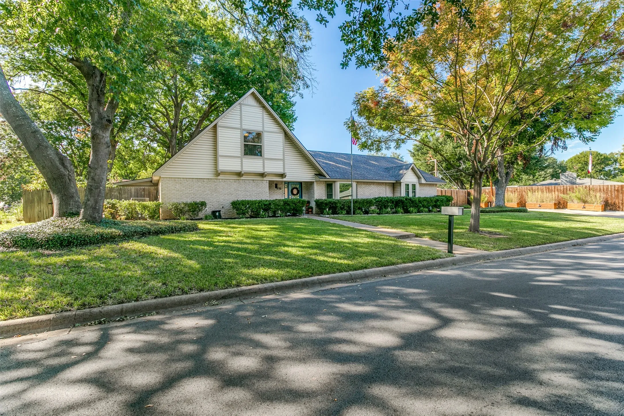 Single Family Residence For Sale in Tarrant County , 916 Willow Way, Benbrook, Texas 76126, 4 Bedroom, 3 Bathroom, 2 Garage spaces, 2,434 Sqft, built in 1978, mls#21418530, Real Estate Agent in Benbrook, Homes For Sale in Tarrant county, Homes For Sale in Benbrook, Realtor in Benbrook Texas, Real Estate Brokerage Independent Realty Texas, Luminita Cordes Realtor