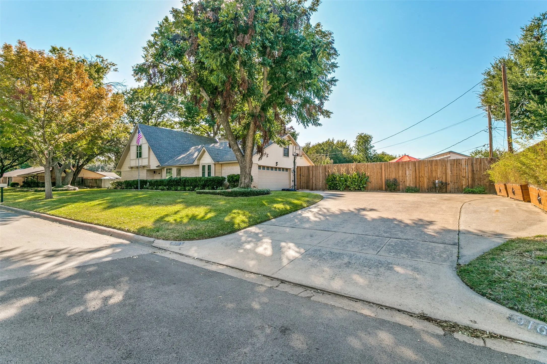 Single Family Residence For Sale in Tarrant County , 916 Willow Way, Benbrook, Texas 76126, 4 Bedroom, 3 Bathroom, 2 Garage spaces, 2,434 Sqft, built in 1978, mls#21418530, Real Estate Agent in Benbrook, Homes For Sale in Tarrant county, Homes For Sale in Benbrook, Realtor in Benbrook Texas, Real Estate Brokerage Independent Realty Texas, Luminita Cordes Realtor