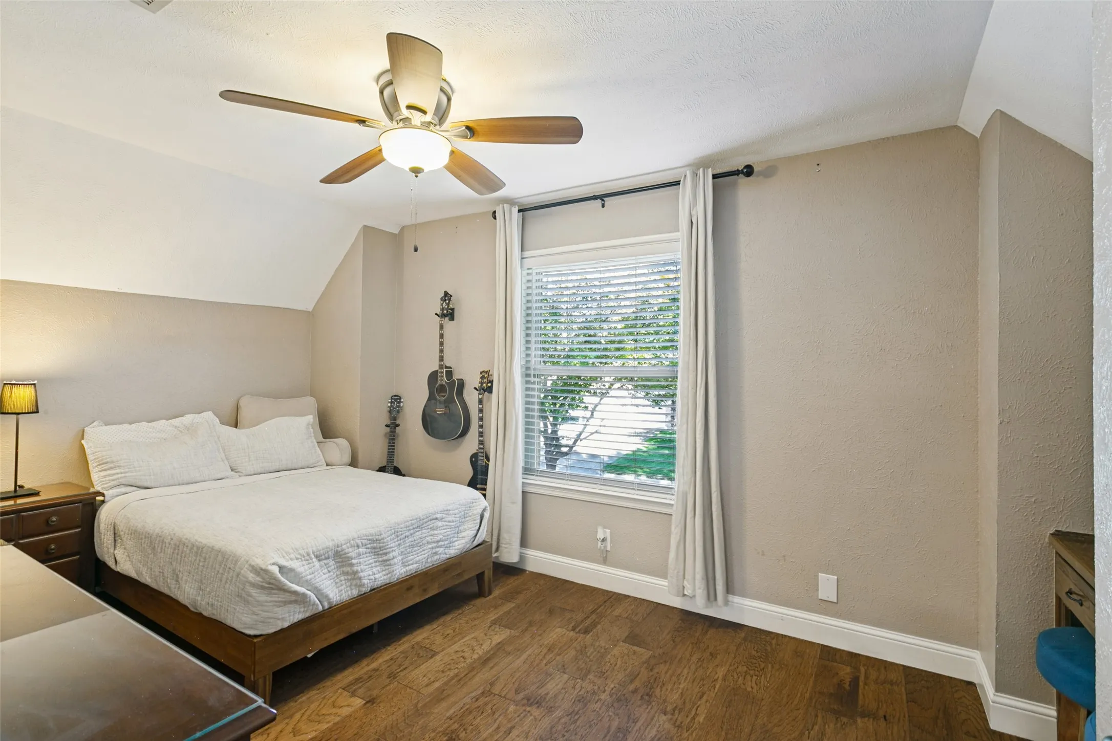Front upstairs bedroom