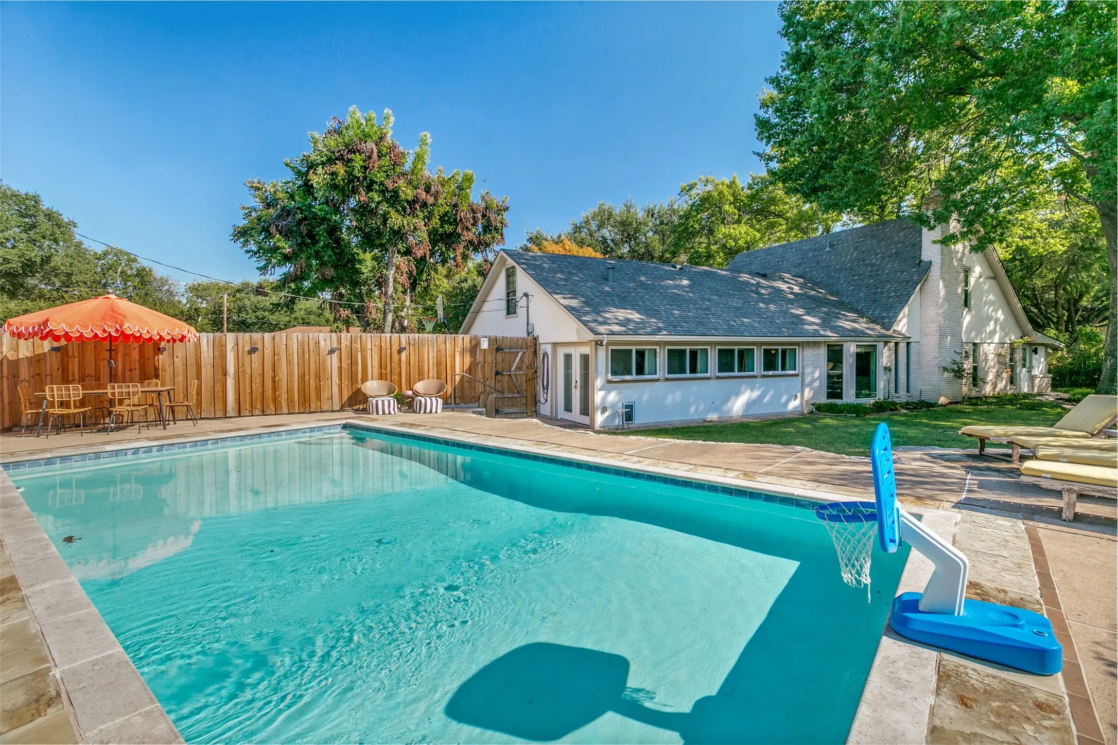 Single Family Residence For Sale in Tarrant County , 916 Willow Way, Benbrook, Texas 76126, 4 Bedroom, 3 Bathroom, 2 Garage spaces, 2,434 Sqft, built in 1978, mls#21418530, Real Estate Agent in Benbrook, Homes For Sale in Tarrant county, Homes For Sale in Benbrook, Realtor in Benbrook Texas, Real Estate Brokerage Independent Realty Texas, Luminita Cordes Realtor