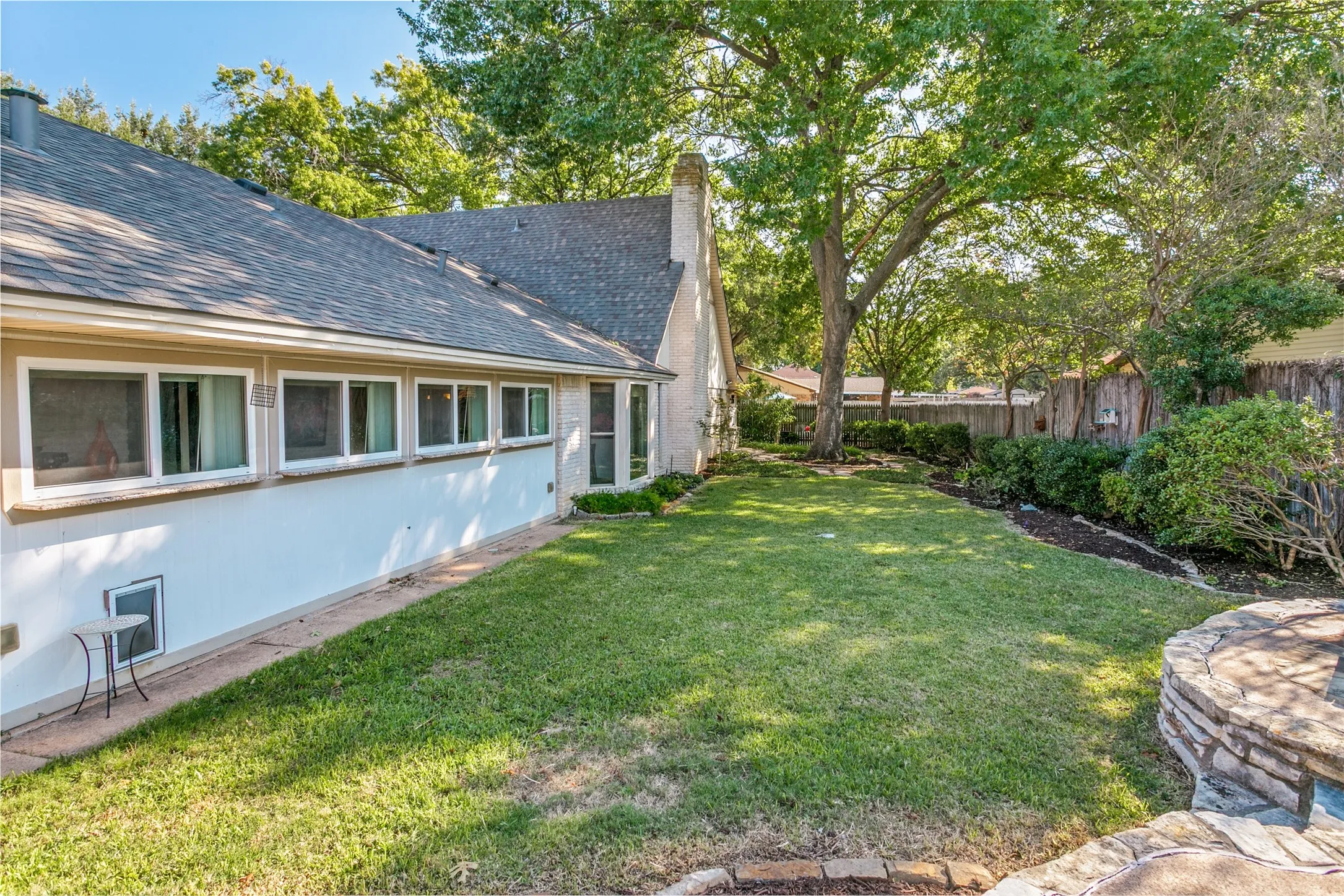 Single Family Residence For Sale in Tarrant County , 916 Willow Way, Benbrook, Texas 76126, 4 Bedroom, 3 Bathroom, 2 Garage spaces, 2,434 Sqft, built in 1978, mls#21418530, Real Estate Agent in Benbrook, Homes For Sale in Tarrant county, Homes For Sale in Benbrook, Realtor in Benbrook Texas, Real Estate Brokerage Independent Realty Texas, Luminita Cordes Realtor