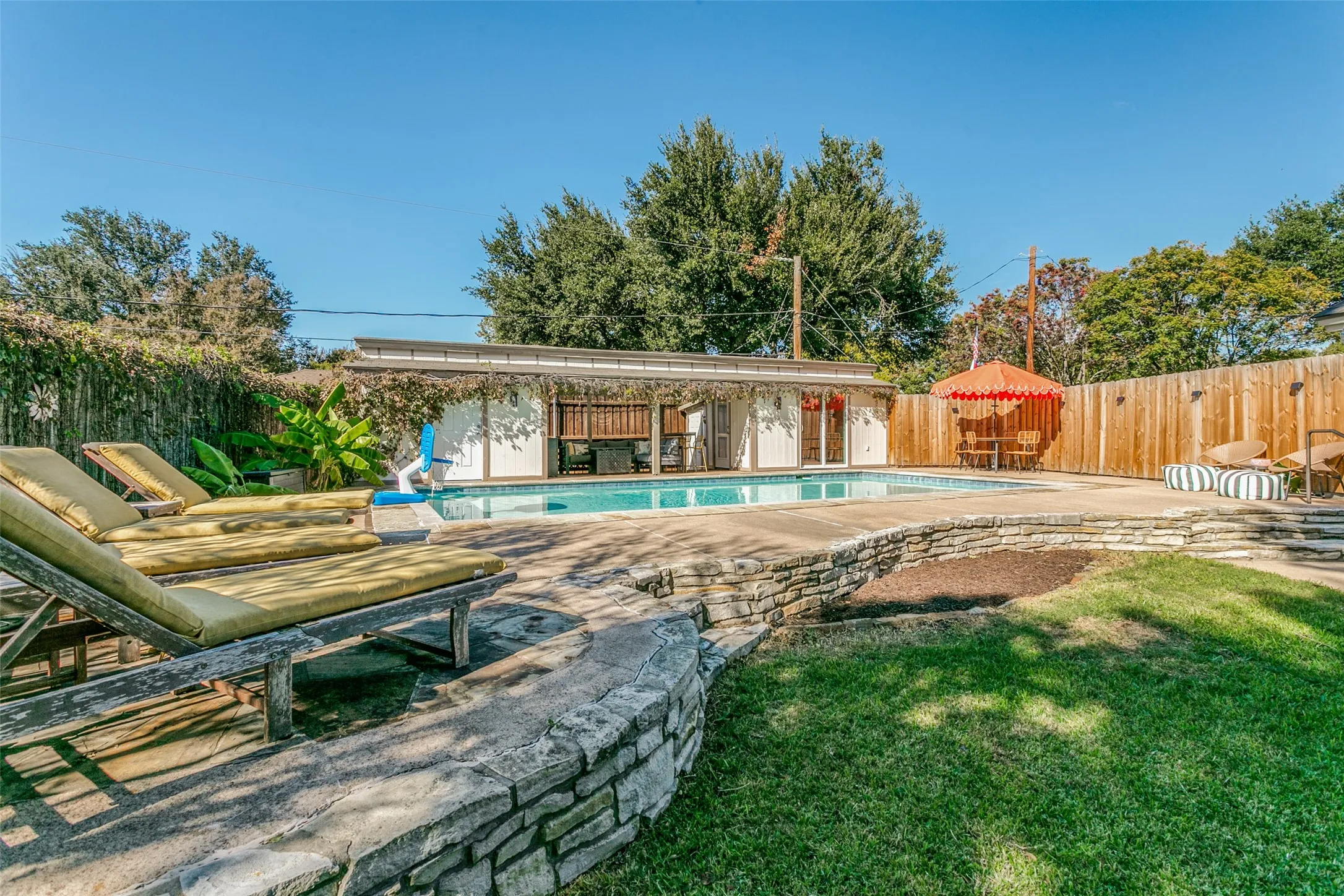 Single Family Residence For Sale in Tarrant County , 916 Willow Way, Benbrook, Texas 76126, 4 Bedroom, 3 Bathroom, 2 Garage spaces, 2,434 Sqft, built in 1978, mls#21418530, Real Estate Agent in Benbrook, Homes For Sale in Tarrant county, Homes For Sale in Benbrook, Realtor in Benbrook Texas, Real Estate Brokerage Independent Realty Texas, Luminita Cordes Realtor