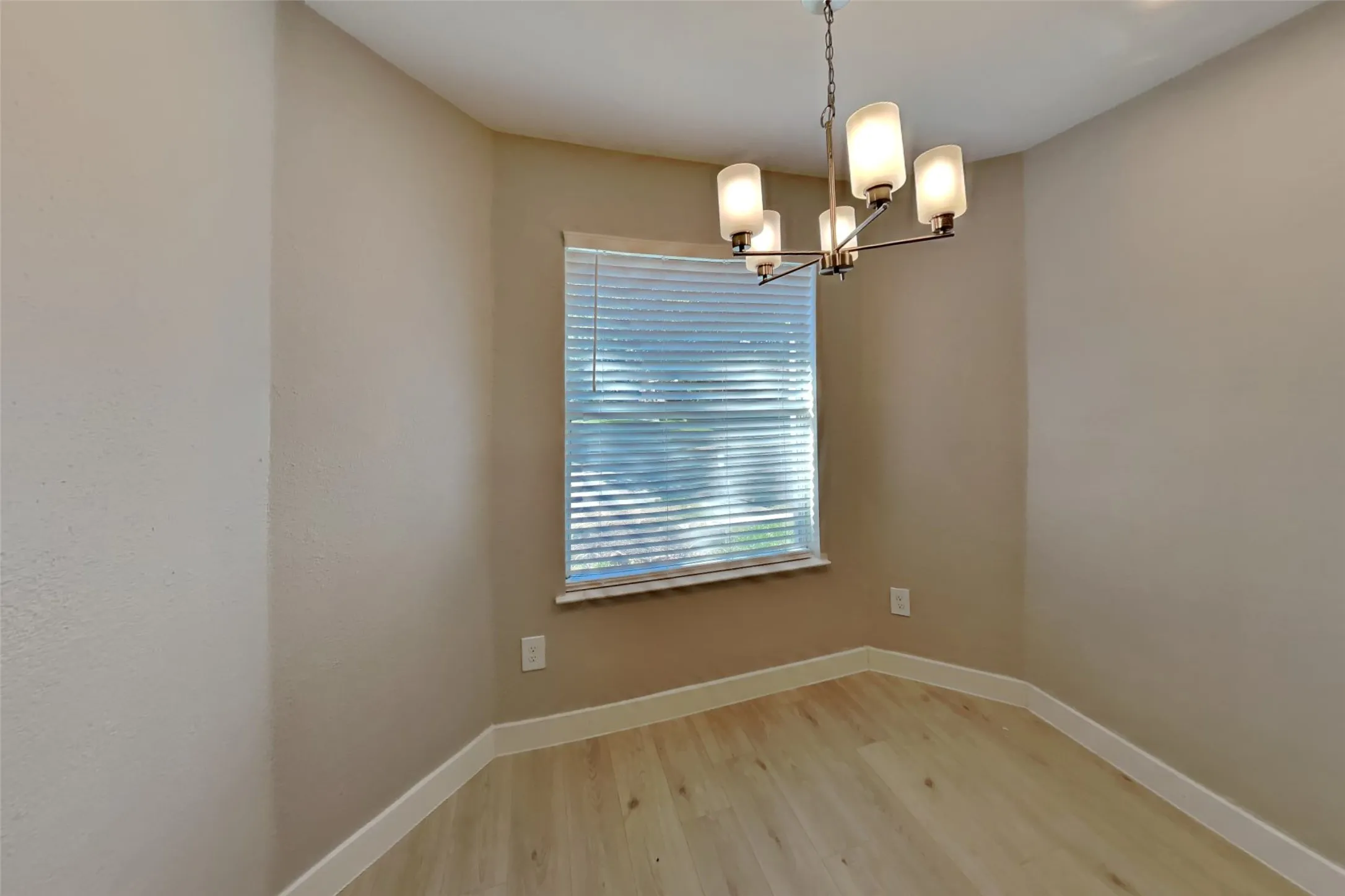 Single Family Residence For Rent in Collin County , 10650 Quest Drive, Frisco, Texas 75035, 3 Bedroom, 2 Bathroom, 2 Garage spaces, 1,349 Sqft, built in 1991, mls#21418583, Real Estate Agent in Frisco, Homes For Rent in Collin county, Homes For Rent in Frisco, Realtor in Frisco Texas, Real Estate Brokerage Independent Realty Texas, Luminita Cordes Realtor