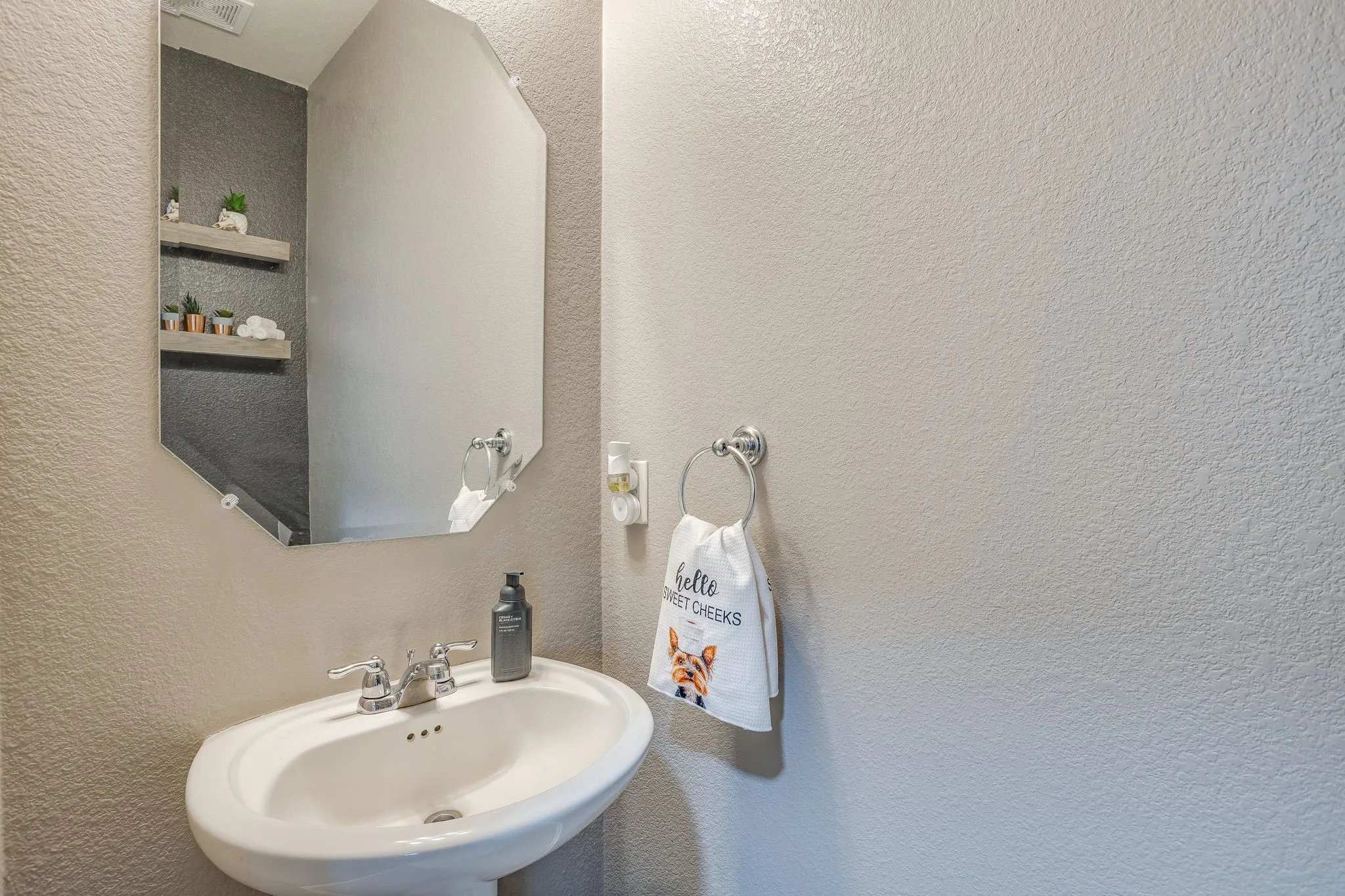 Single Family Residence For Sale in Denton County , 5124 Meadow Lane, Krum, Texas 76249, 4 Bedroom, 3 Bathroom, 2 Garage spaces, 2,393 Sqft, built in 2013, mls#21417927, Real Estate Agent in Krum, Homes For Sale in Denton county, Homes For Sale in Krum, Realtor in Krum Texas, Real Estate Brokerage Independent Realty Texas, Luminita Cordes Realtor
