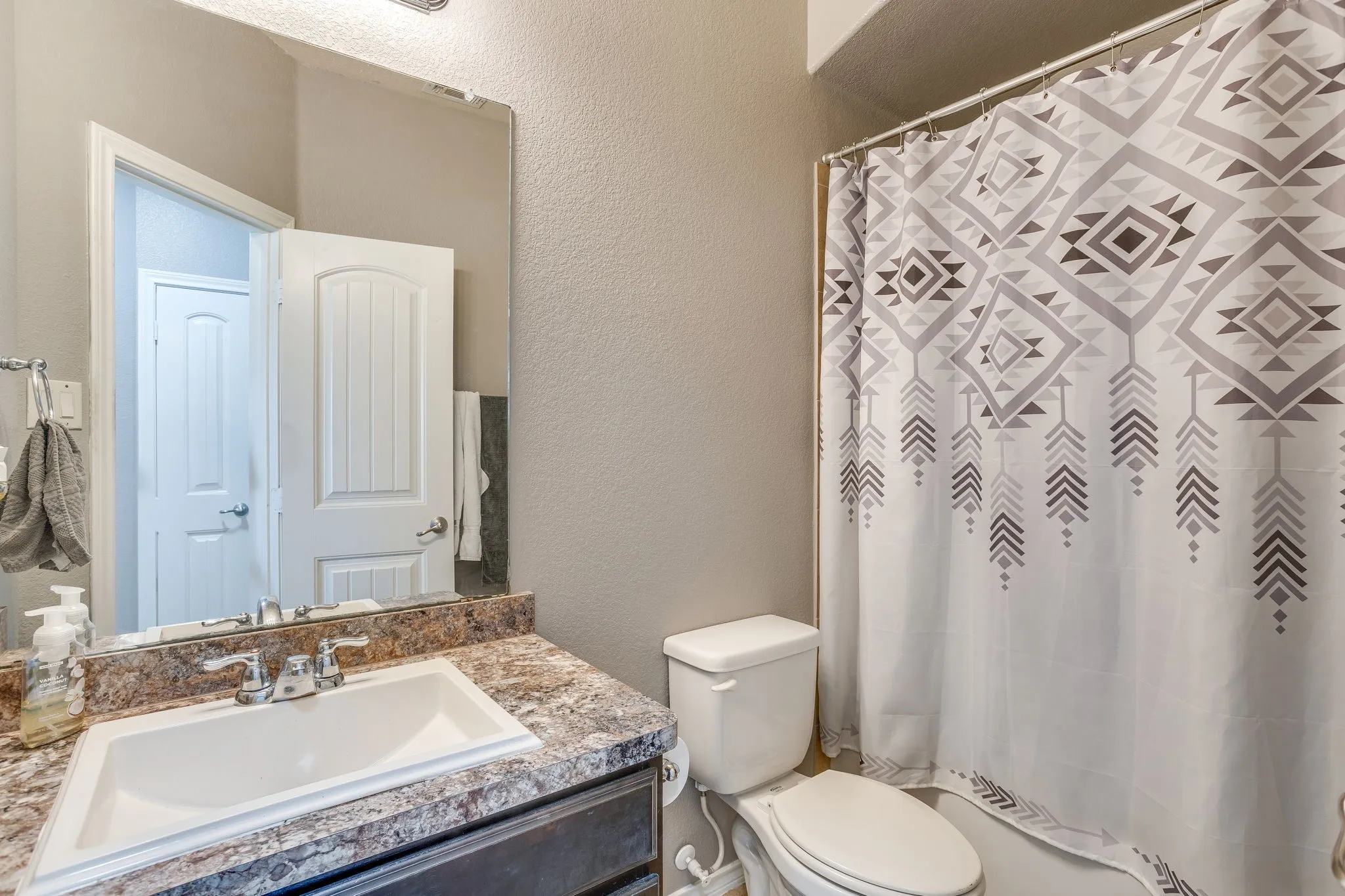 Single Family Residence For Sale in Denton County , 5124 Meadow Lane, Krum, Texas 76249, 4 Bedroom, 3 Bathroom, 2 Garage spaces, 2,393 Sqft, built in 2013, mls#21417927, Real Estate Agent in Krum, Homes For Sale in Denton county, Homes For Sale in Krum, Realtor in Krum Texas, Real Estate Brokerage Independent Realty Texas, Luminita Cordes Realtor