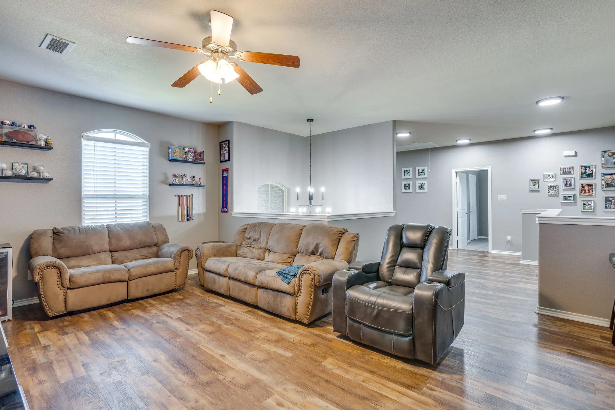 Single Family Residence For Sale in Denton County , 5124 Meadow Lane, Krum, Texas 76249, 4 Bedroom, 3 Bathroom, 2 Garage spaces, 2,393 Sqft, built in 2013, mls#21417927, Real Estate Agent in Krum, Homes For Sale in Denton county, Homes For Sale in Krum, Realtor in Krum Texas, Real Estate Brokerage Independent Realty Texas, Luminita Cordes Realtor