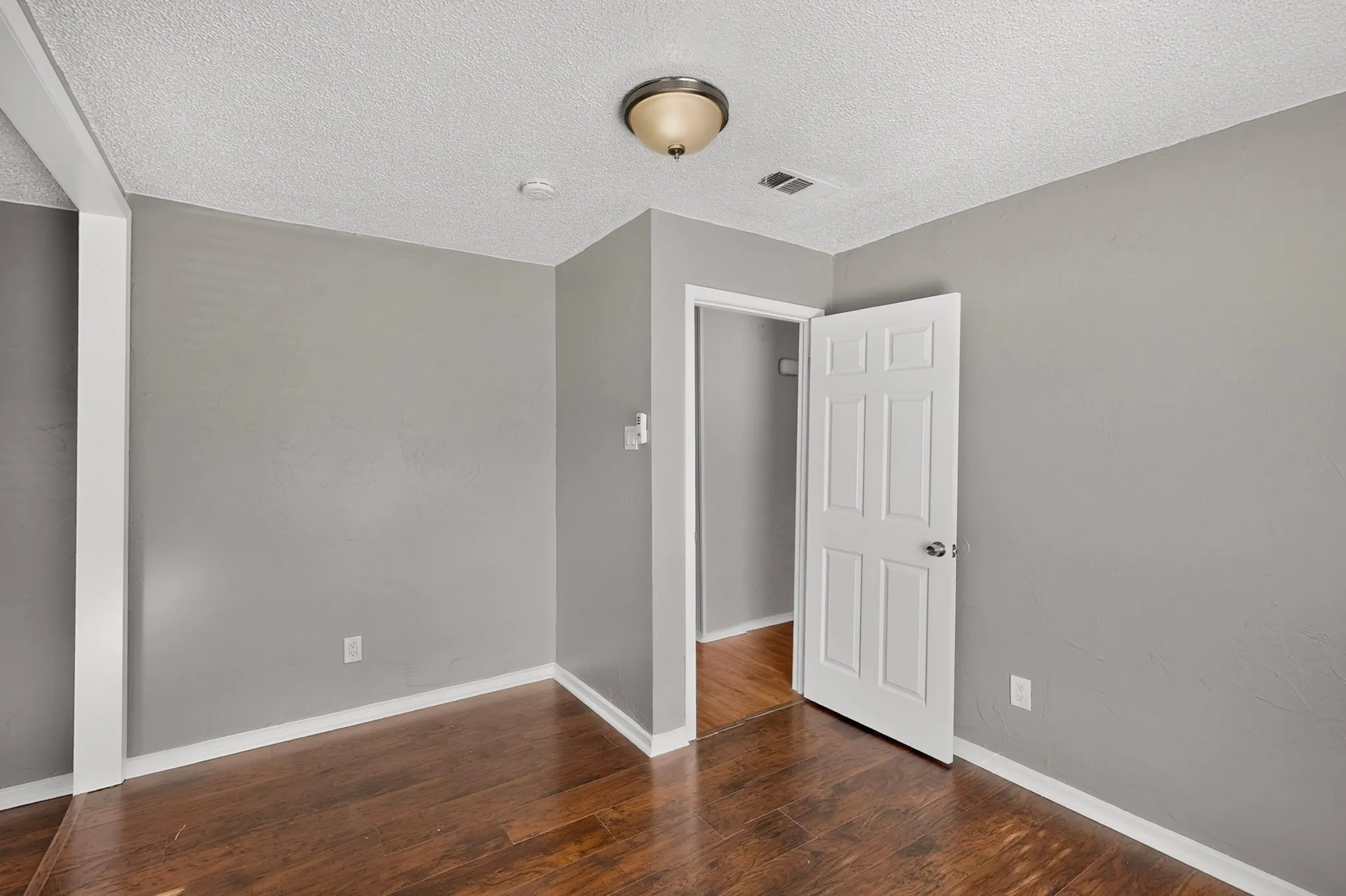 Single Family Residence For Rent in Dallas County , 2213 Huskey Street, Garland, Texas 75041, 3 Bedroom, 2 Bathroom, Garage spaces, 1,028 Sqft, built in 1951, mls#21417904, Real Estate Agent in Garland, Homes For Rent in Dallas county, Homes For Rent in Garland, Realtor in Garland Texas, Real Estate Brokerage Independent Realty Texas, Luminita Cordes Realtor