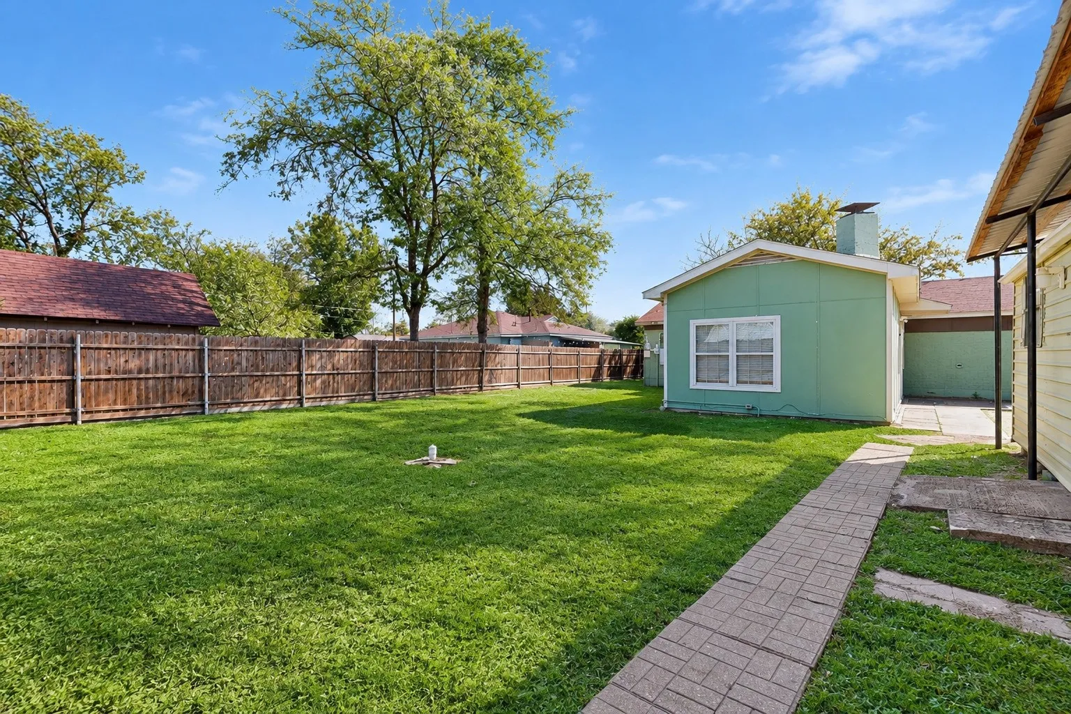 Single Family Residence For Rent in Dallas County , 2213 Huskey Street, Garland, Texas 75041, 3 Bedroom, 2 Bathroom, Garage spaces, 1,028 Sqft, built in 1951, mls#21417904, Real Estate Agent in Garland, Homes For Rent in Dallas county, Homes For Rent in Garland, Realtor in Garland Texas, Real Estate Brokerage Independent Realty Texas, Luminita Cordes Realtor