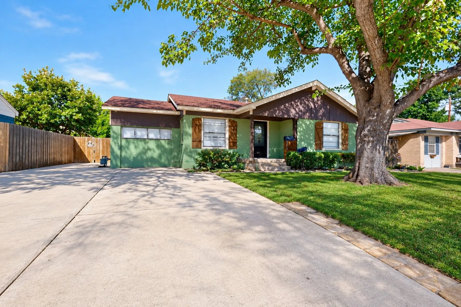 Single Family Residence For Rent in Dallas County , 2213 Huskey Street, Garland, Texas 75041, 3 Bedroom, 2 Bathroom, Garage spaces, 1,028 Sqft, built in 1951, mls#21417904, Real Estate Agent in Garland, Homes For Rent in Dallas county, Homes For Rent in Garland, Realtor in Garland Texas, Real Estate Brokerage Independent Realty Texas, Luminita Cordes Realtor